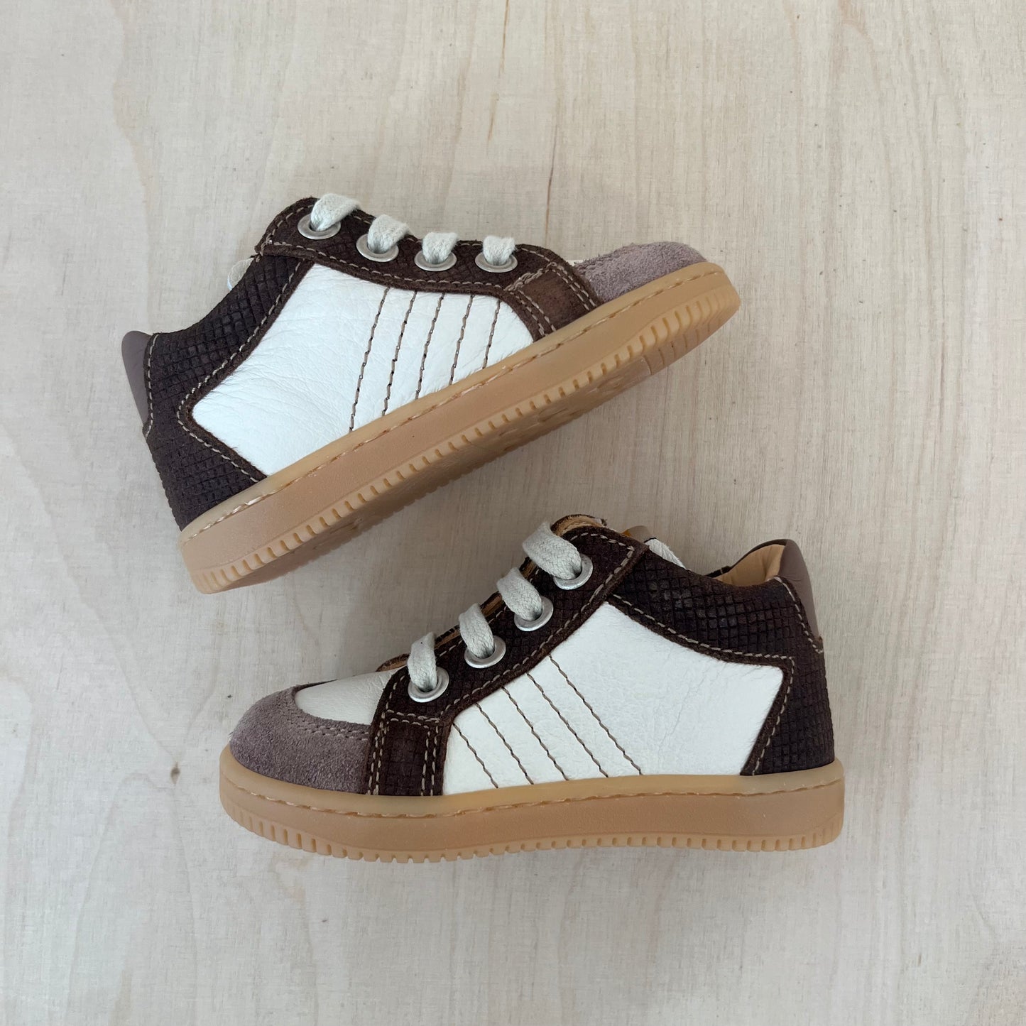 stapsneaker caterpillar - brown
