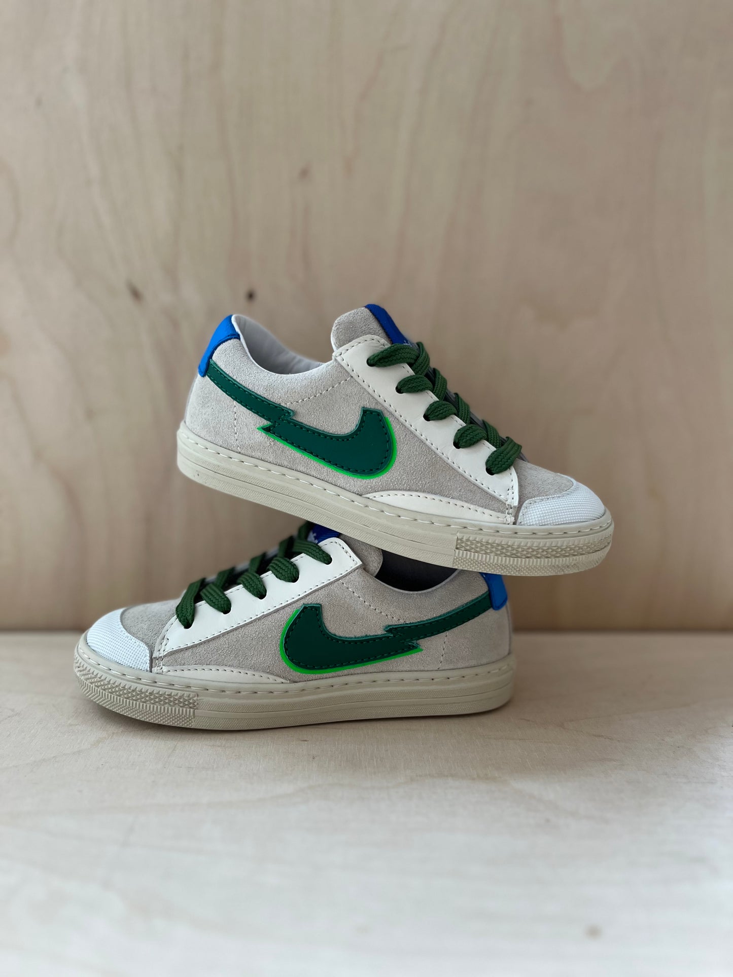 sneaker - wit groene streep, blauwe hiel