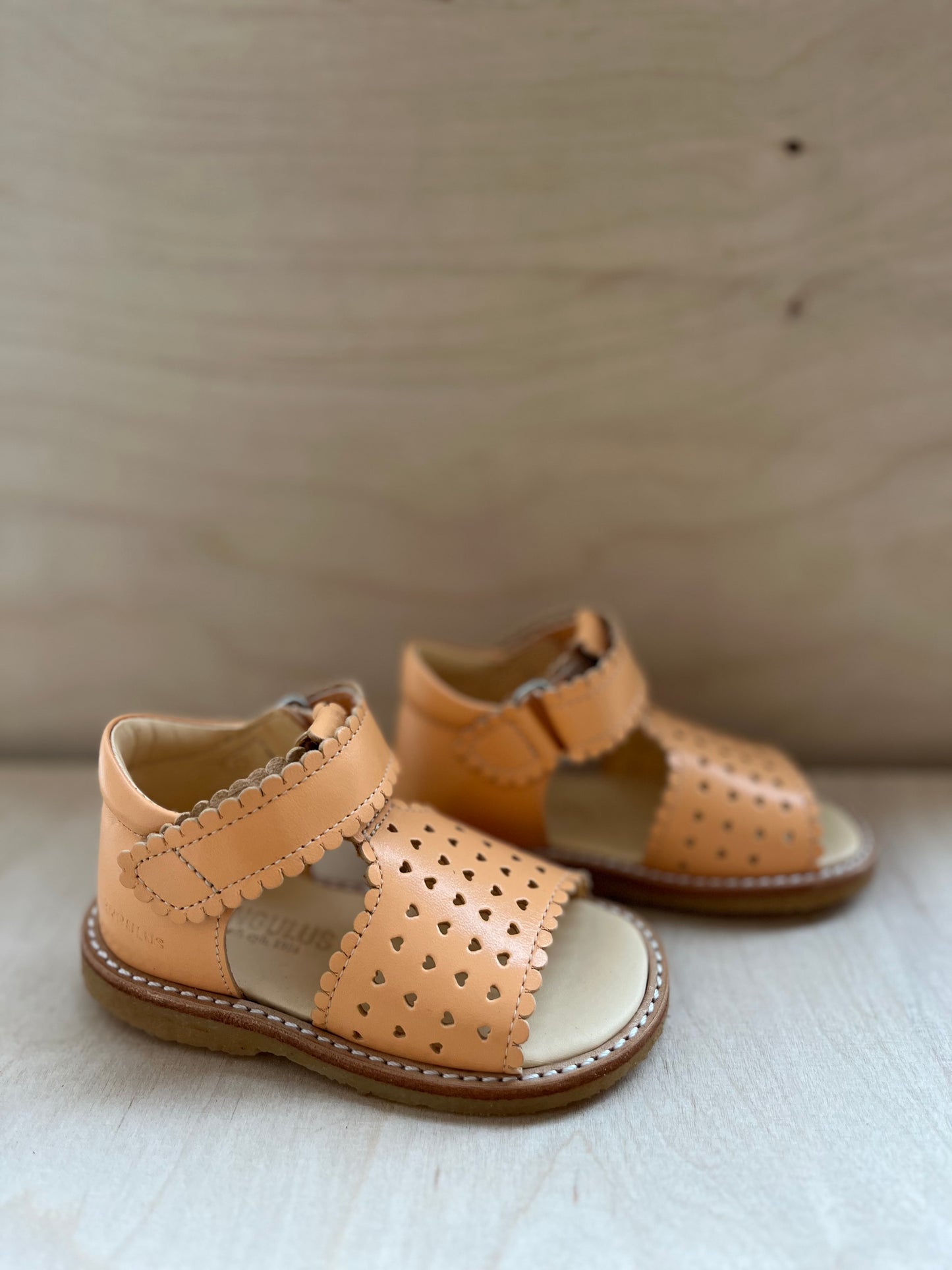 sandaal velcro - hartjes apricot