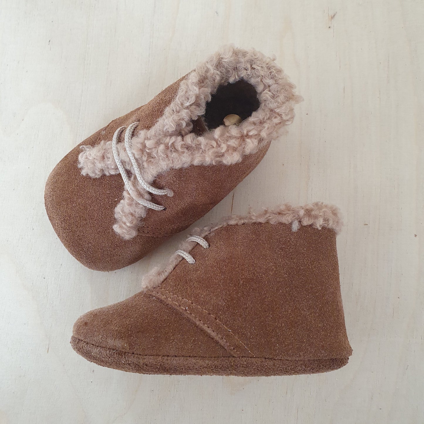 TRICATI - babyslofjes - bruin suede met wol