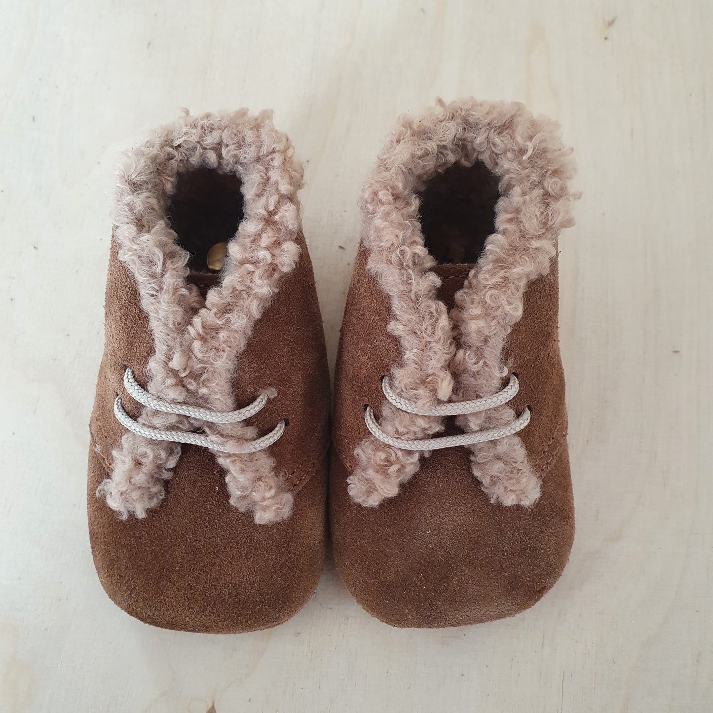 TRICATI - babyslofjes - bruin suede met wol