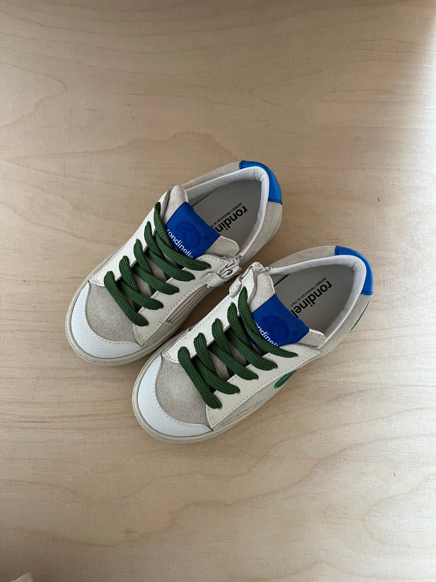 sneaker - wit groene streep, blauwe hiel