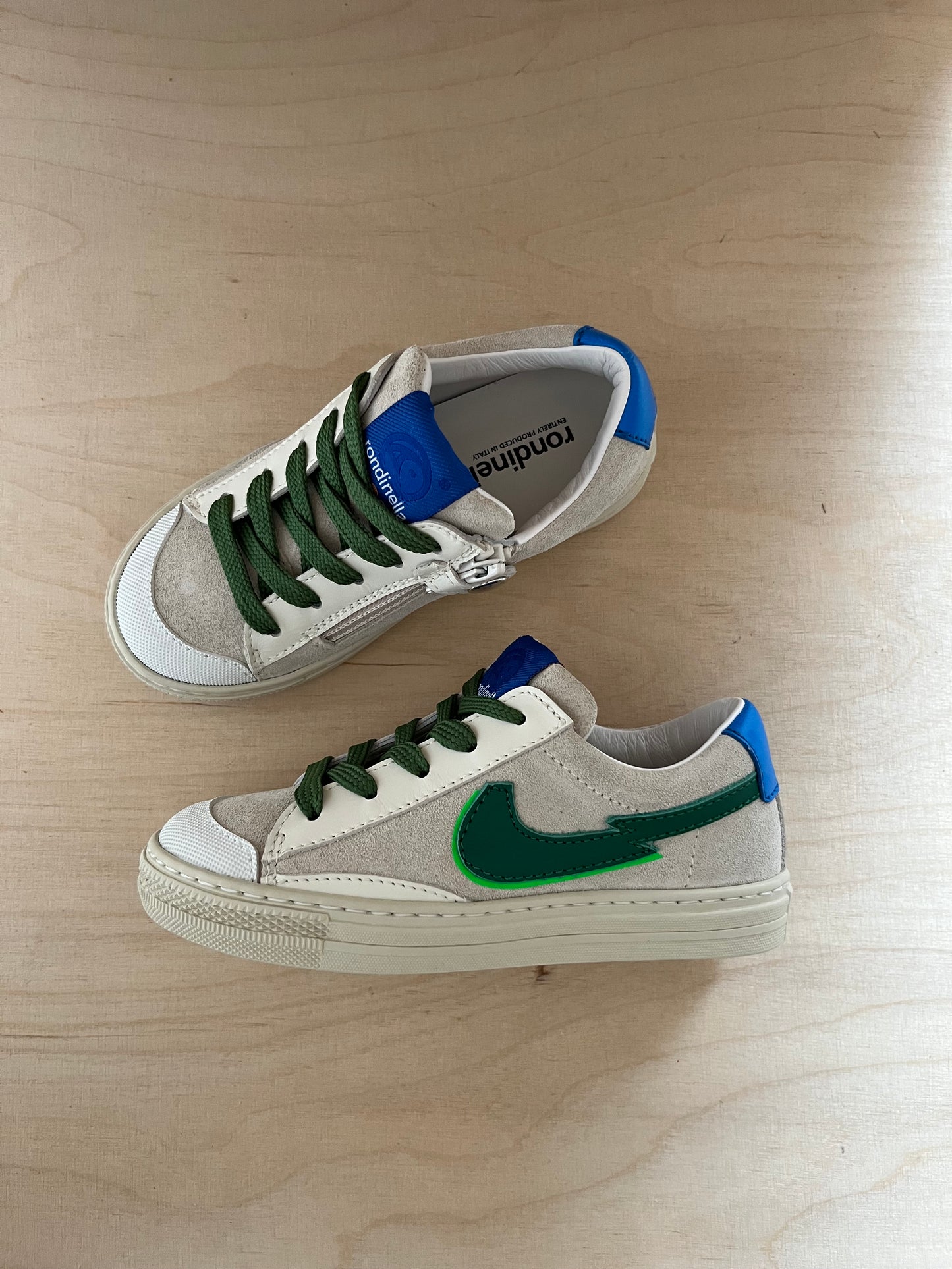 sneaker - wit groene streep, blauwe hiel