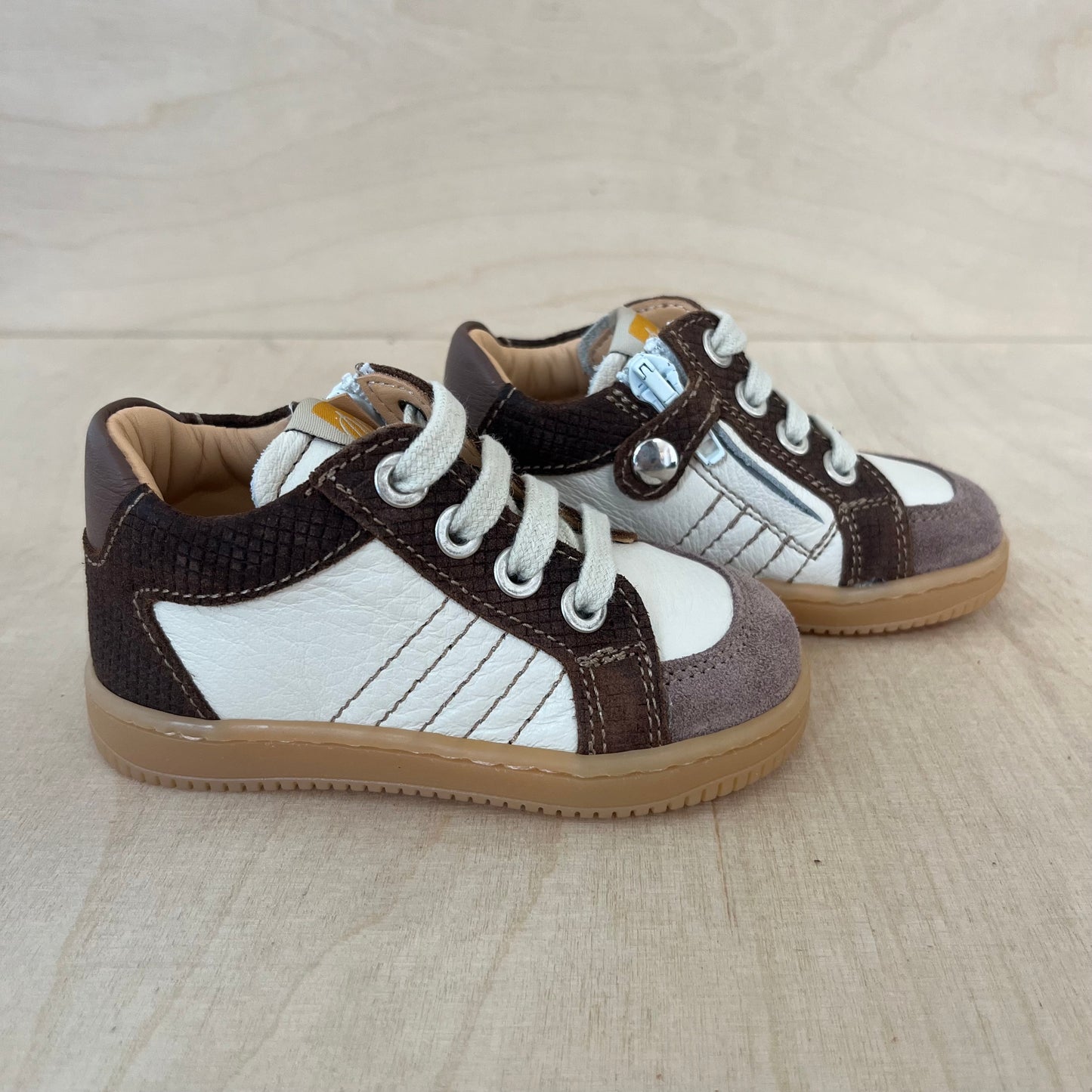 stapsneaker caterpillar - brown