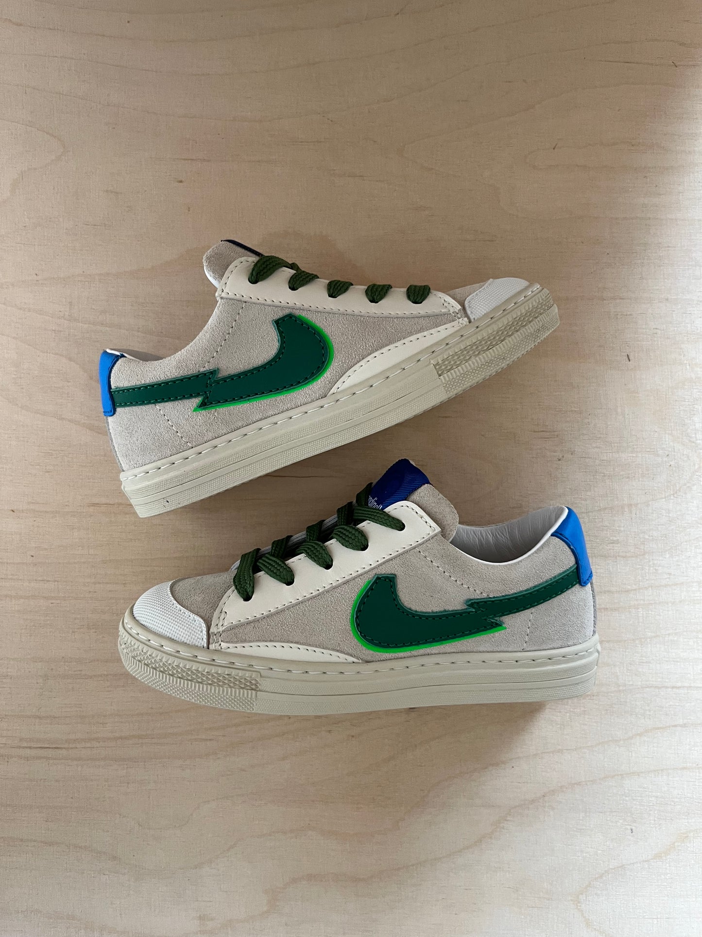 sneaker - wit groene streep, blauwe hiel