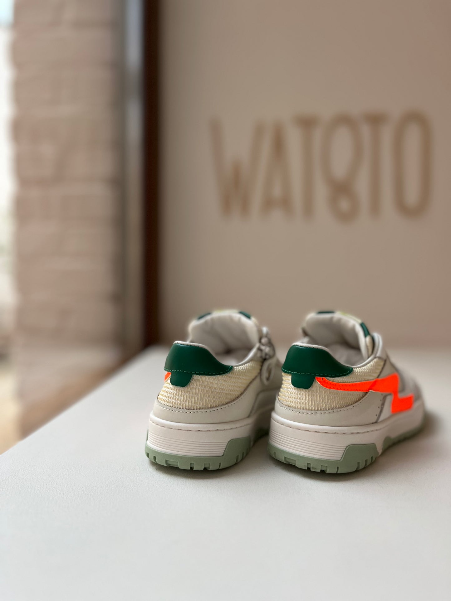 sneaker - wit oranje bliksem, groene details