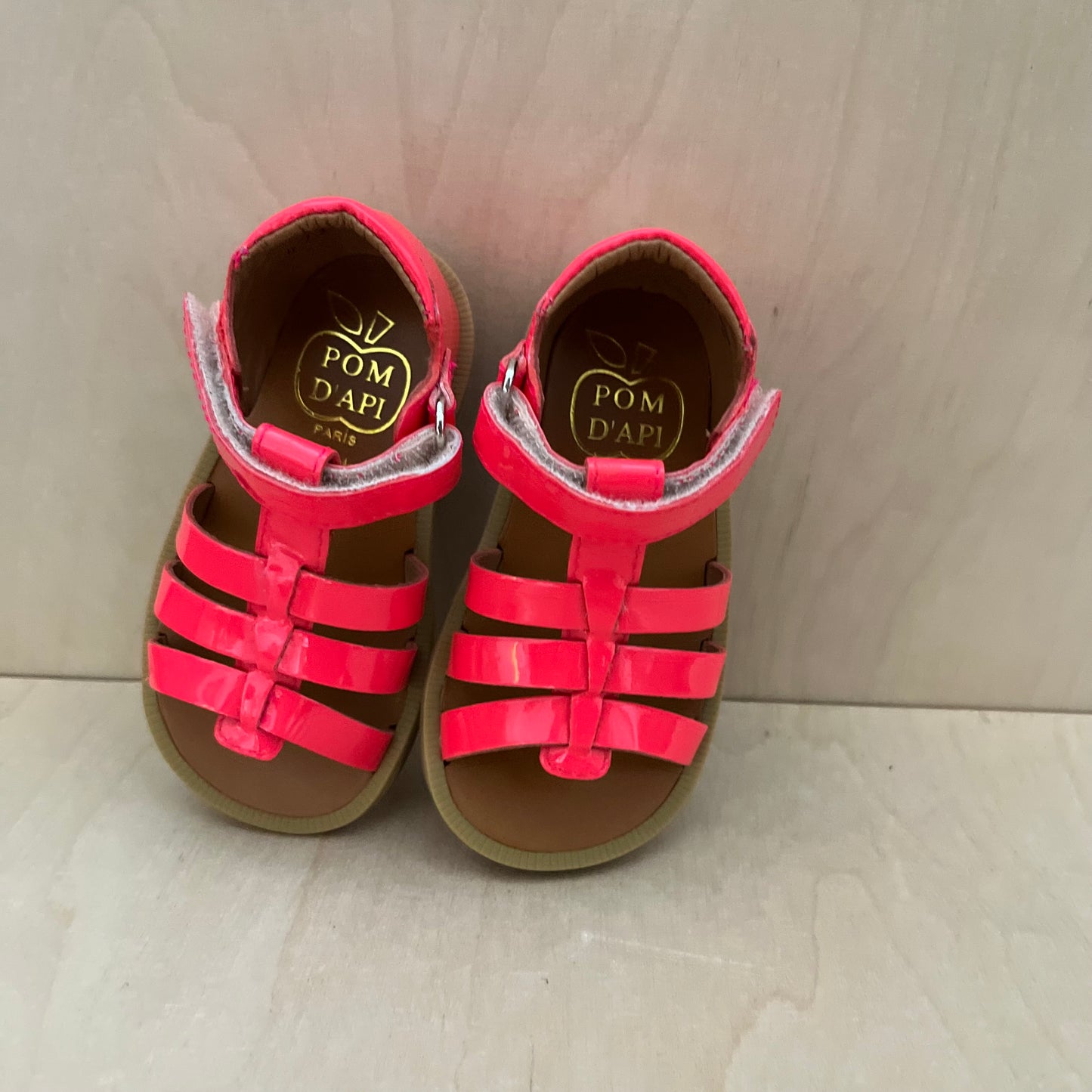 stapsandaal - poppy strap vernis - pink neon
