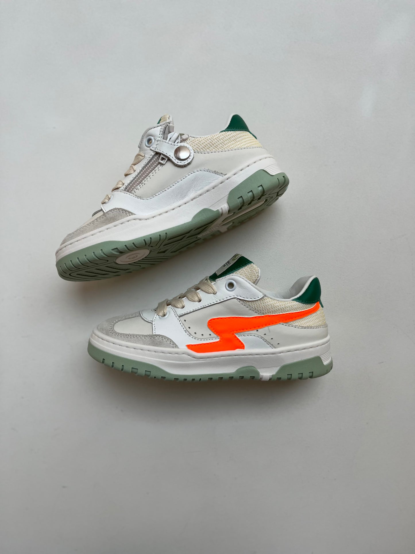 sneaker - wit oranje bliksem, groene details