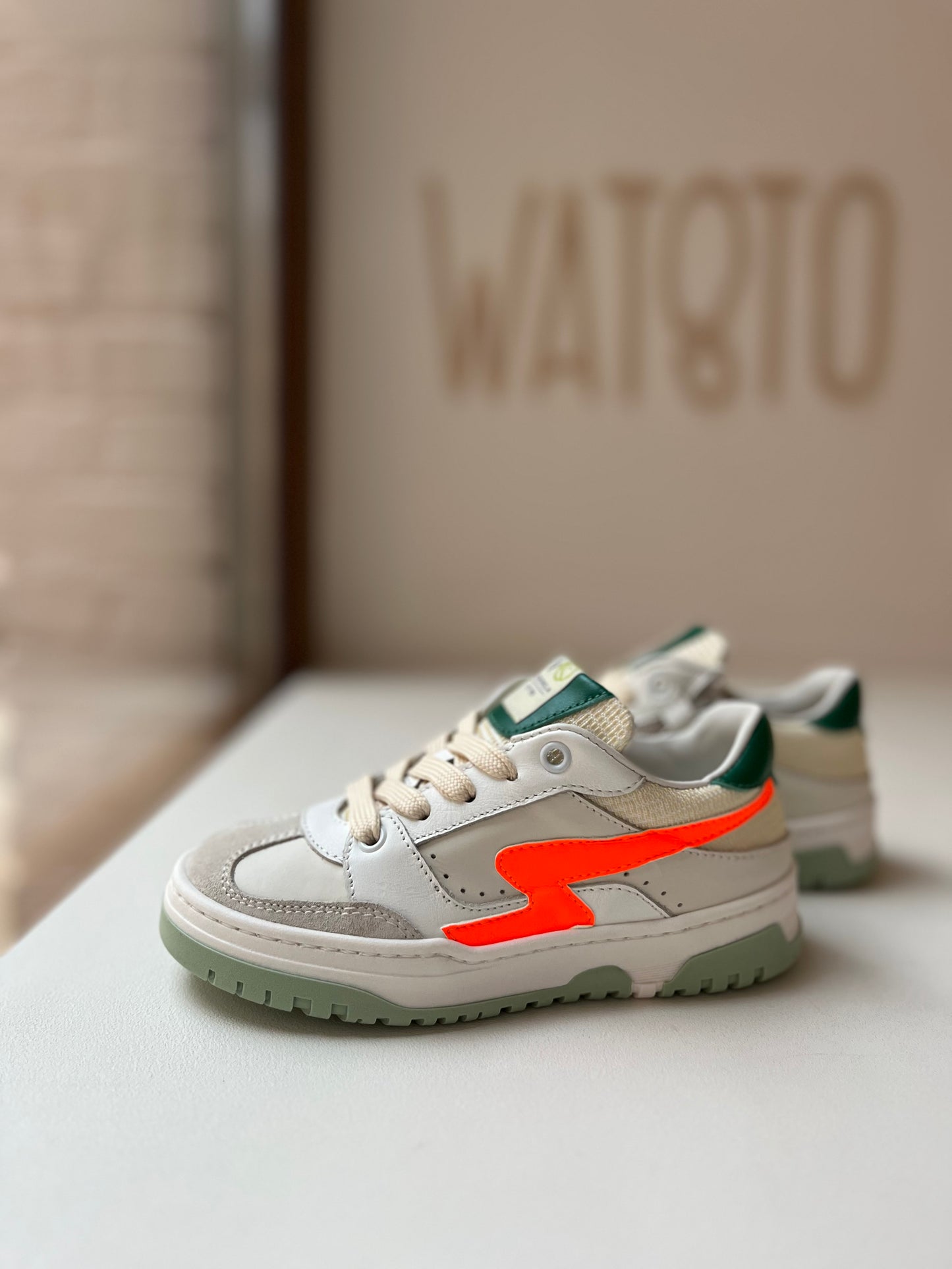 sneaker - wit oranje bliksem, groene details