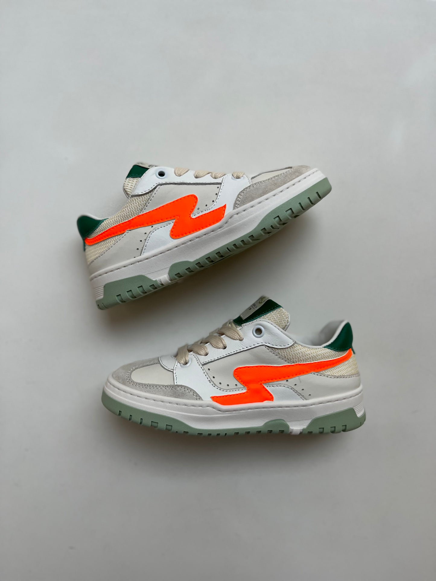 sneaker - wit oranje bliksem, groene details