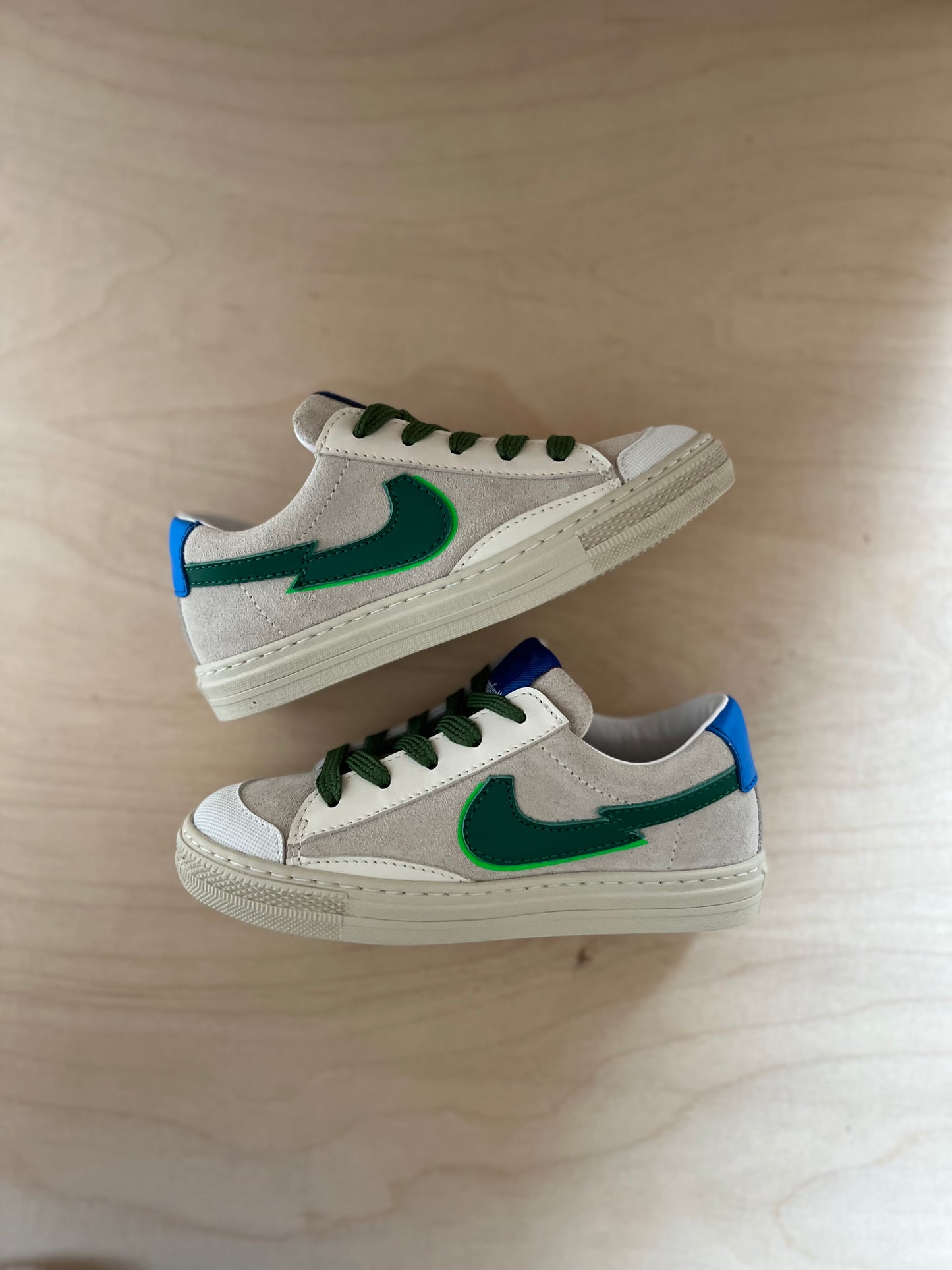 sneaker - wit groene streep, blauwe hiel