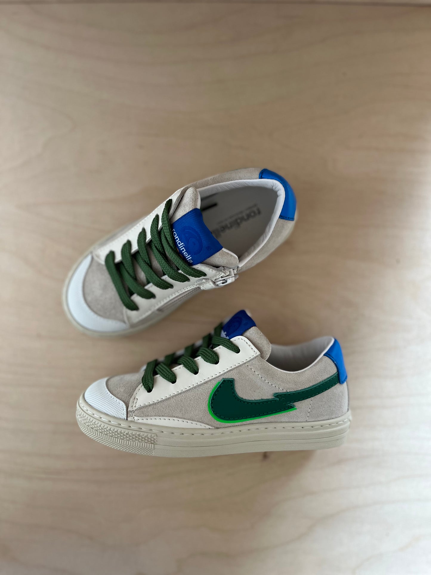 sneaker - wit groene streep, blauwe hiel