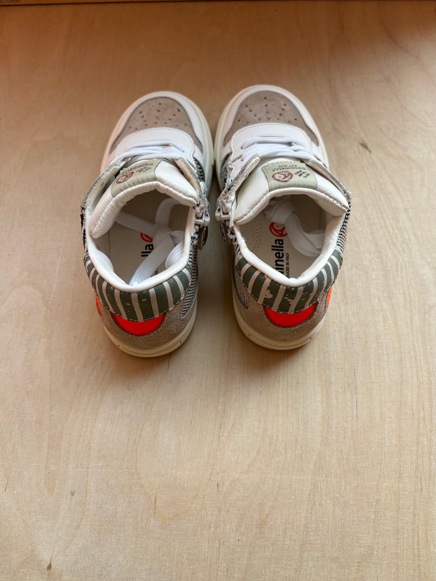 Rondinella eerste sneaker streepjes - rood detail