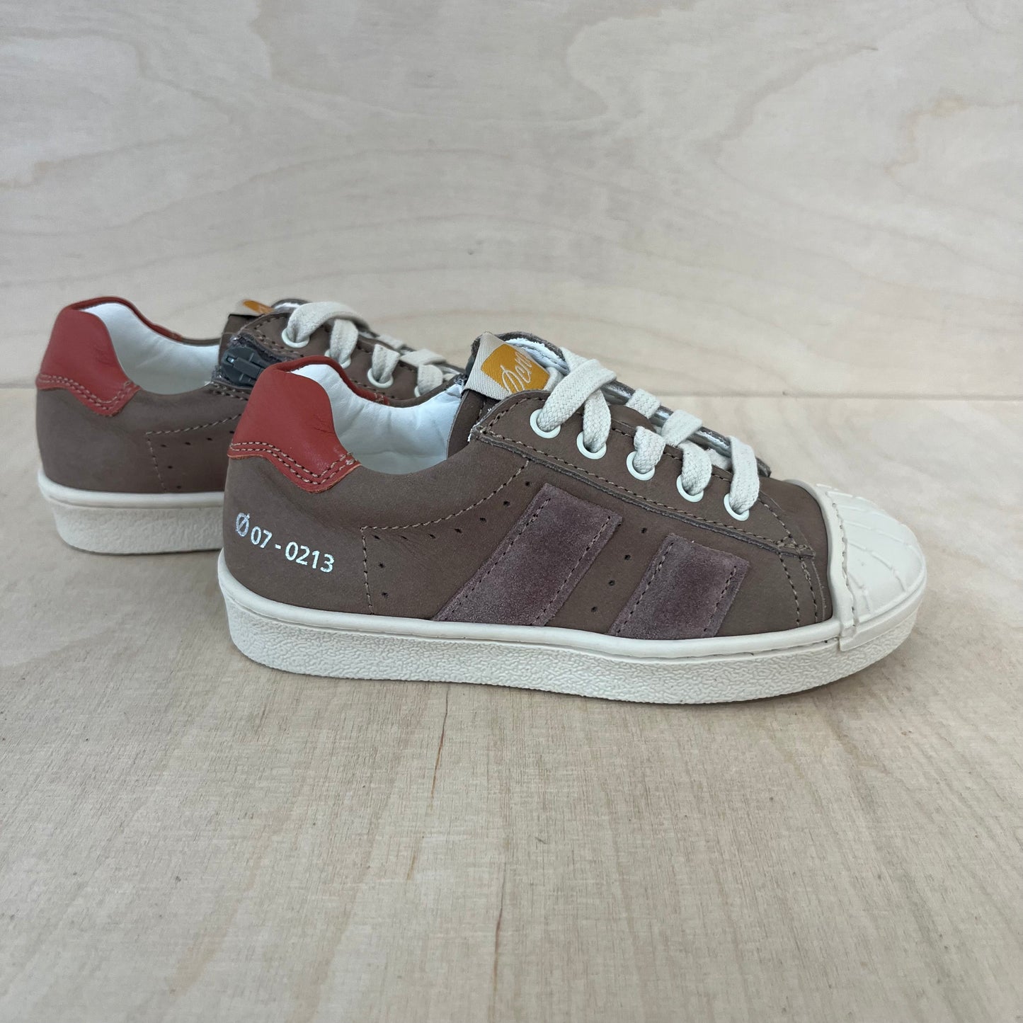 sneaker gus - taupe, rood detail