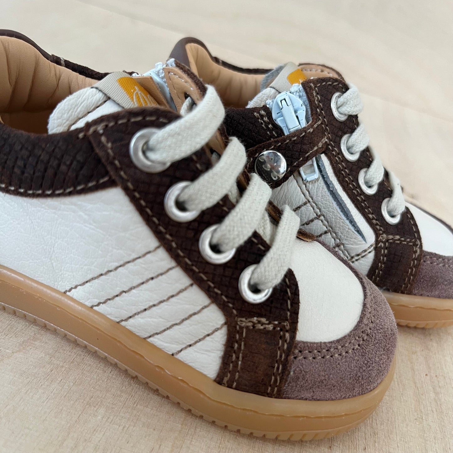 stapsneaker caterpillar - brown