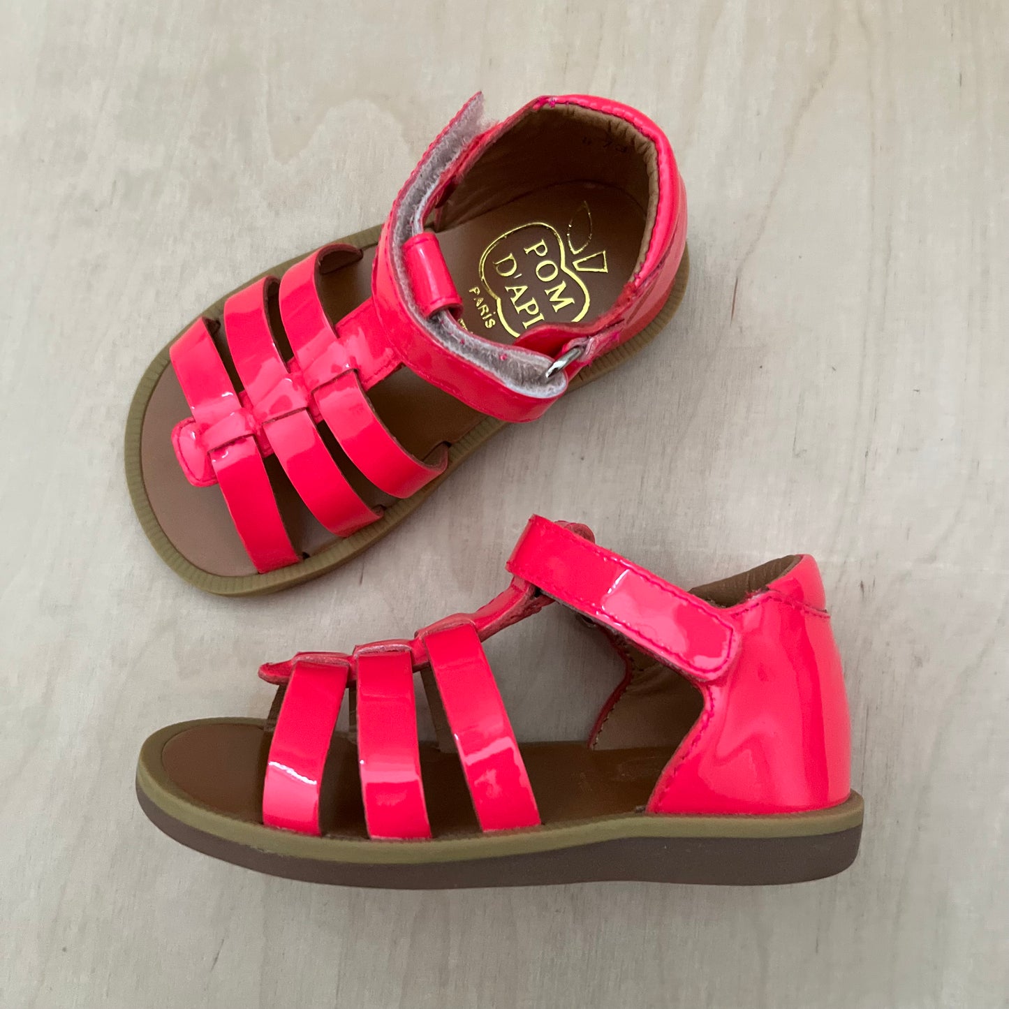 stapsandaal - poppy strap vernis - pink neon