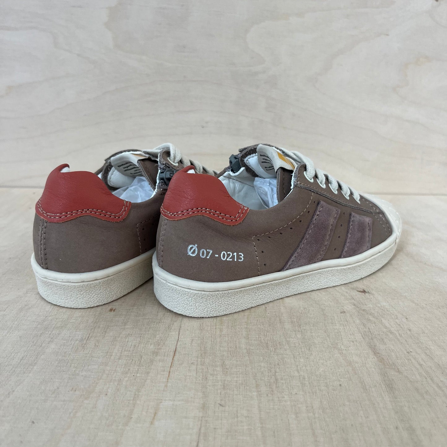 sneaker gus - taupe, rood detail