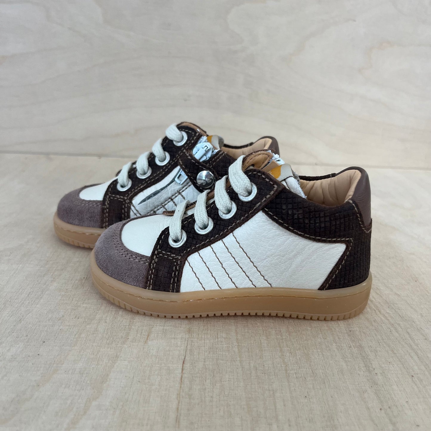 stapsneaker caterpillar - brown