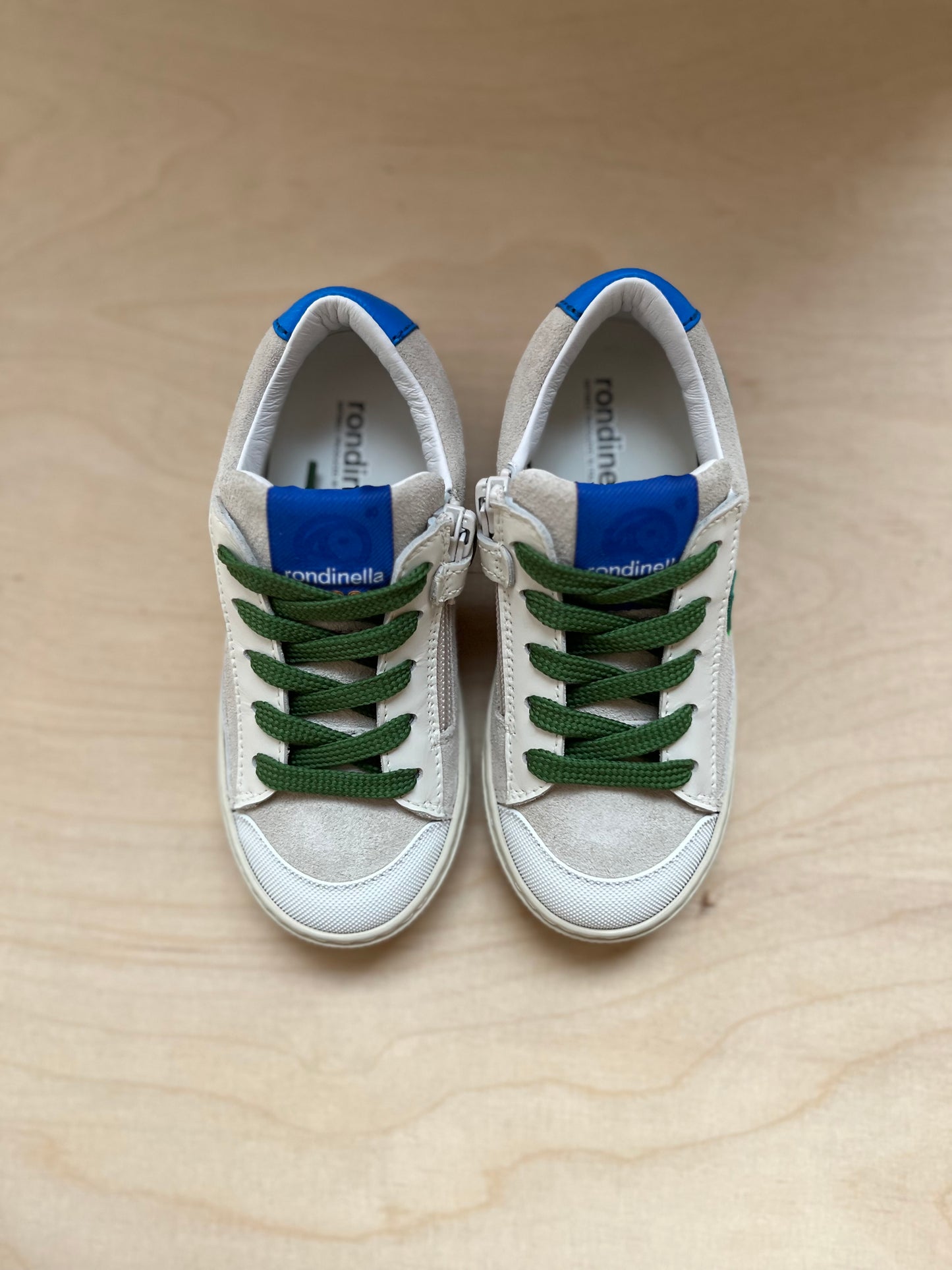 sneaker - wit groene streep, blauwe hiel