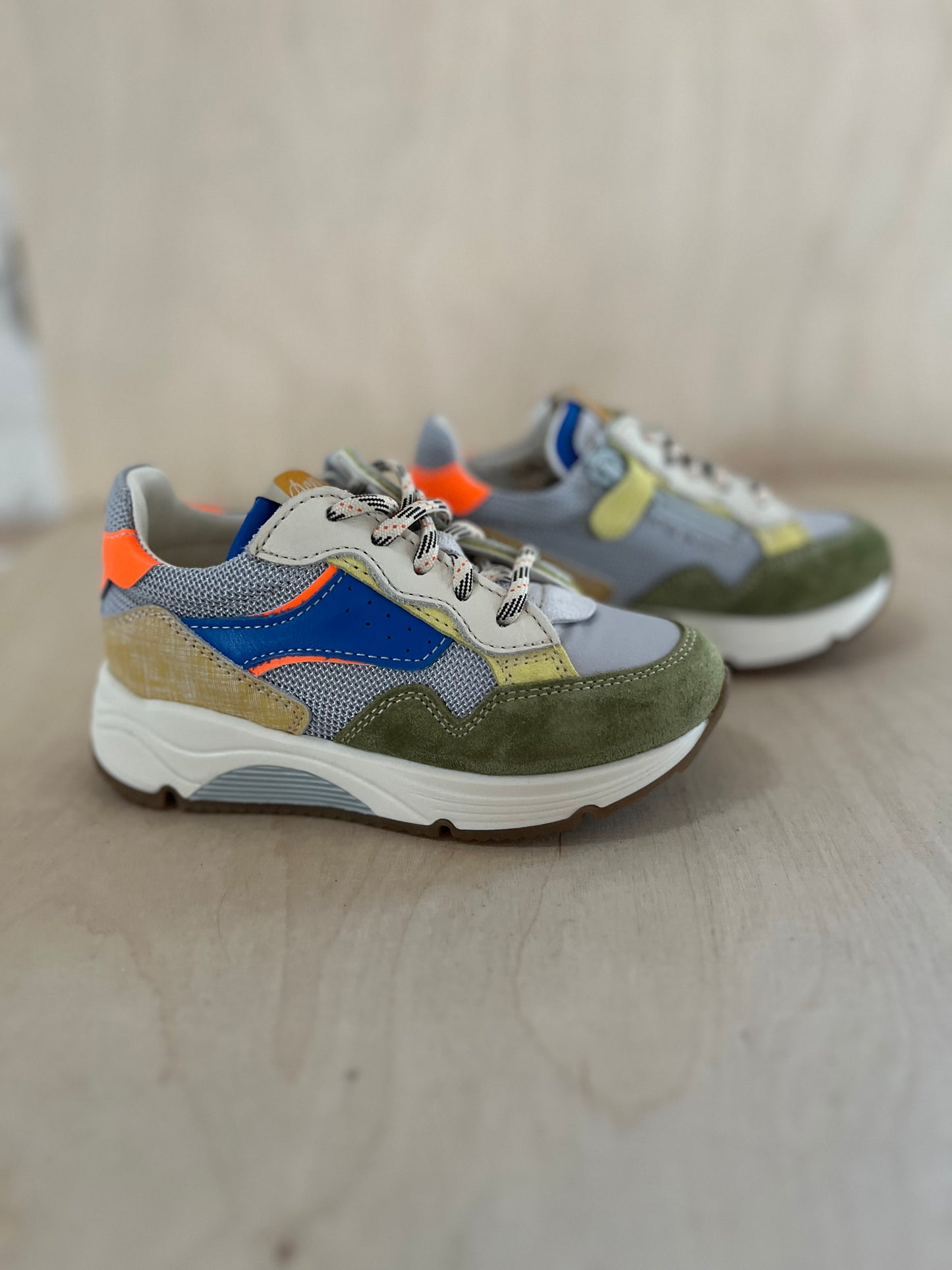 runner - mazaru grijs/blauw fluo oranje