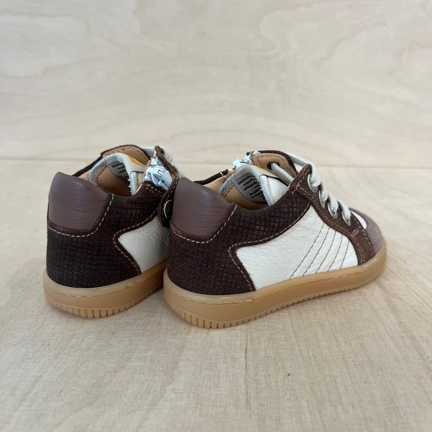 stapsneaker caterpillar - brown