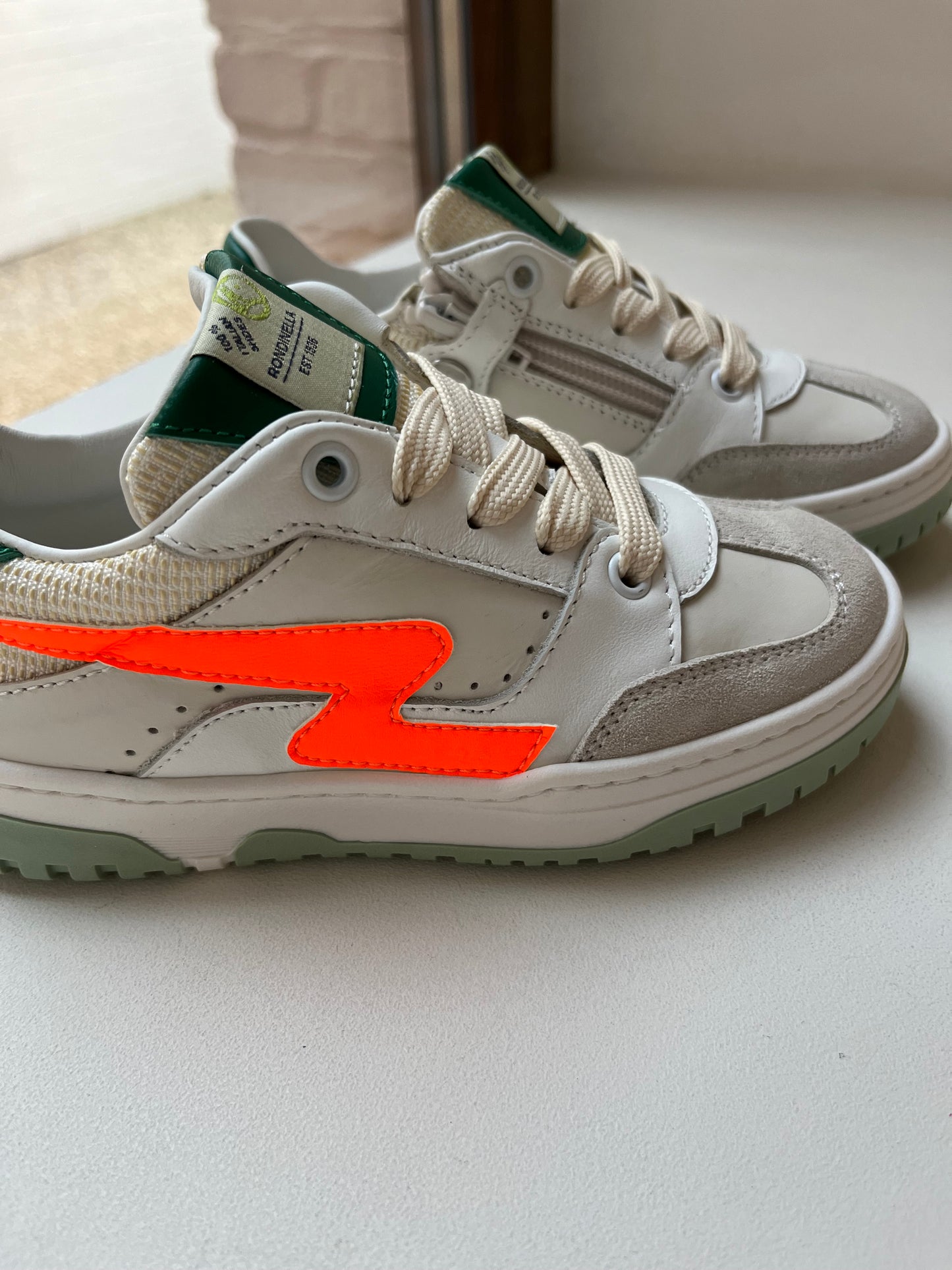 sneaker - wit oranje bliksem, groene details