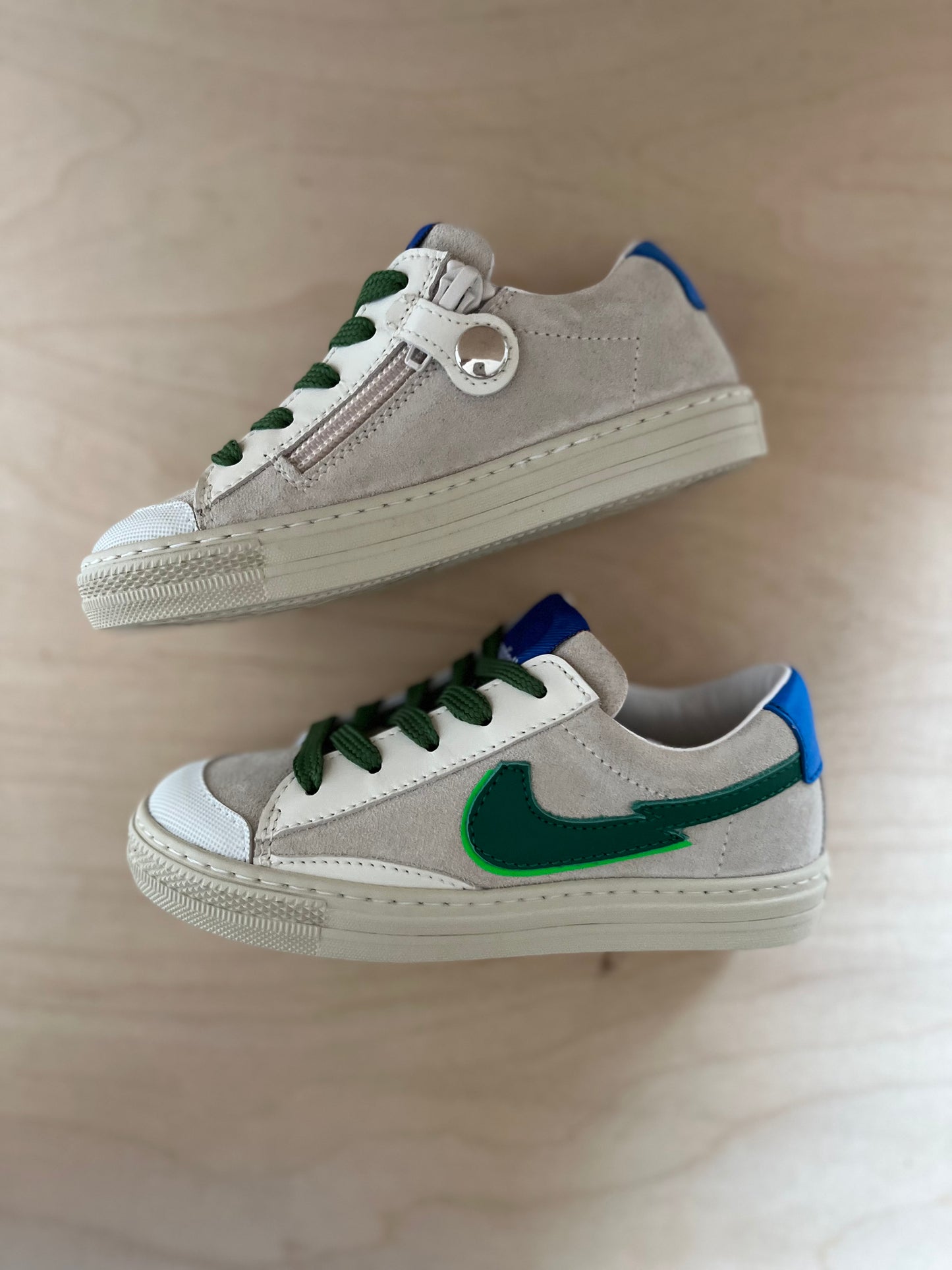sneaker - wit groene streep, blauwe hiel