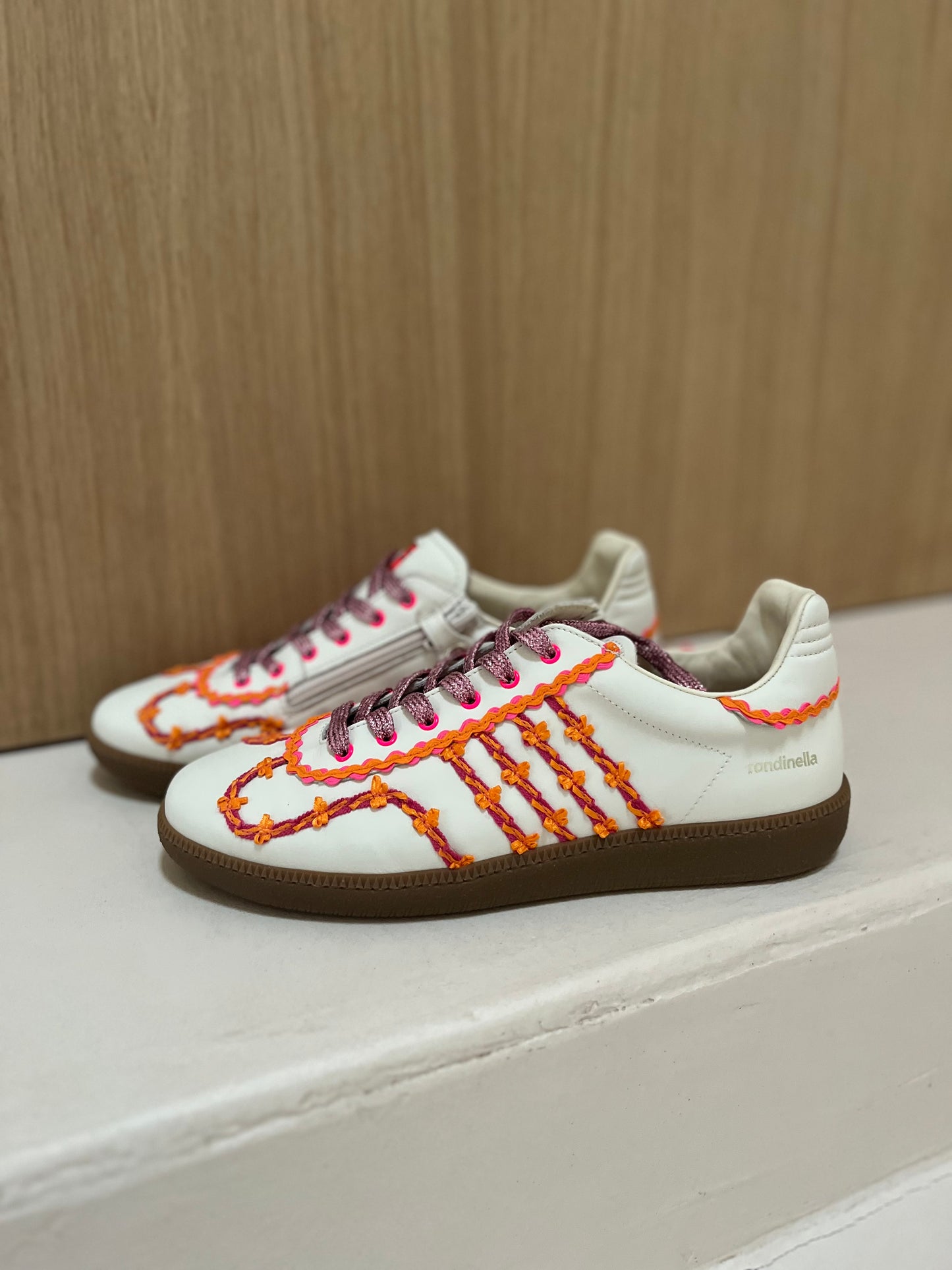 sneaker harry - crème, details oranje roze ruches, lila veter