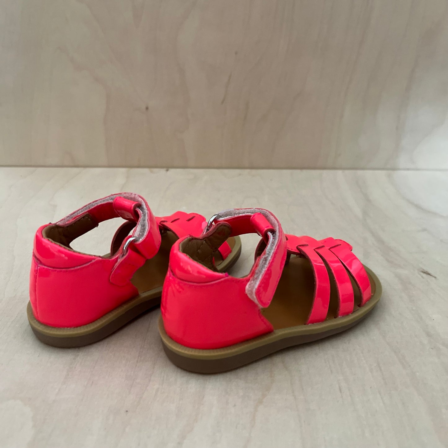 stapsandaal - poppy strap vernis - pink neon