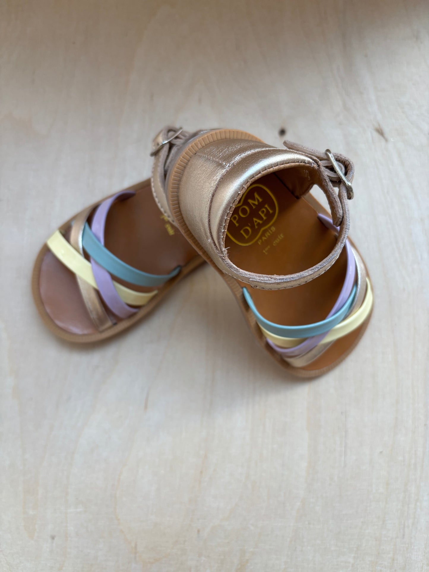 Pom d'api stapsandaal multi