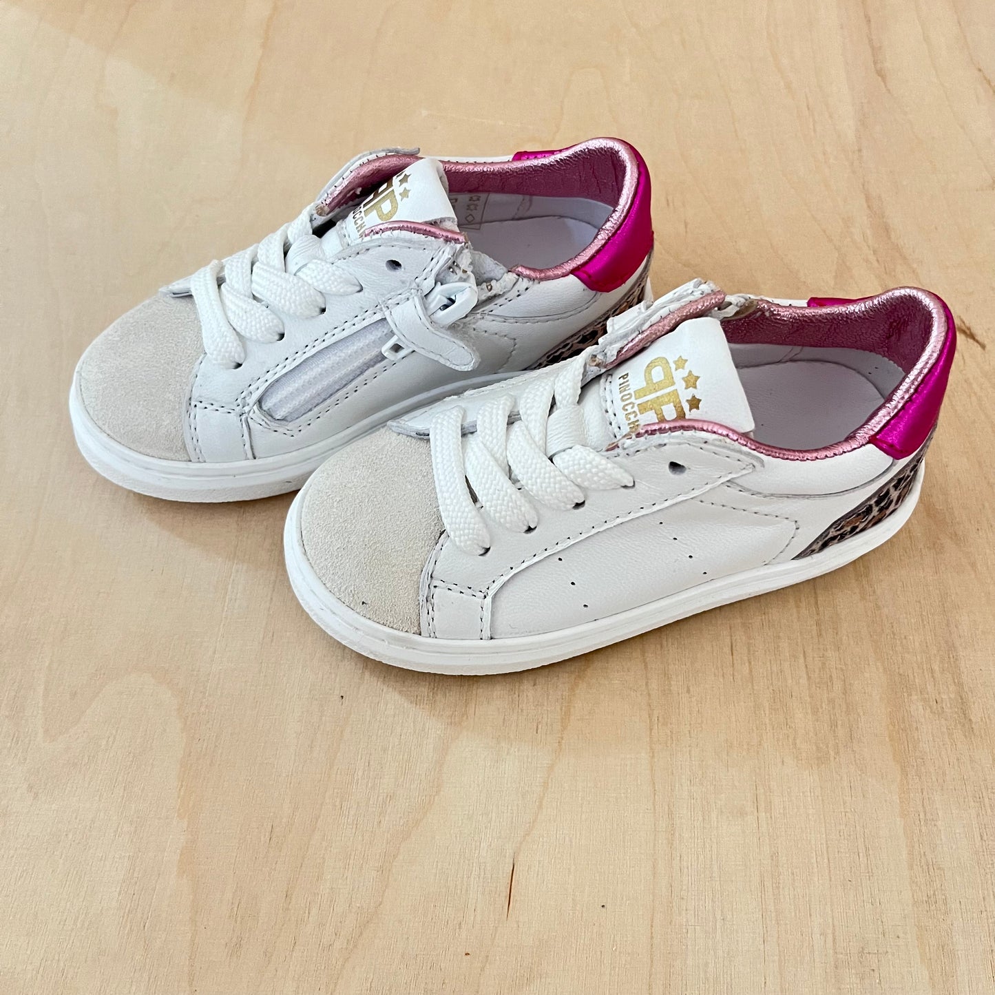 witte sneaker - detail fuchsia leo