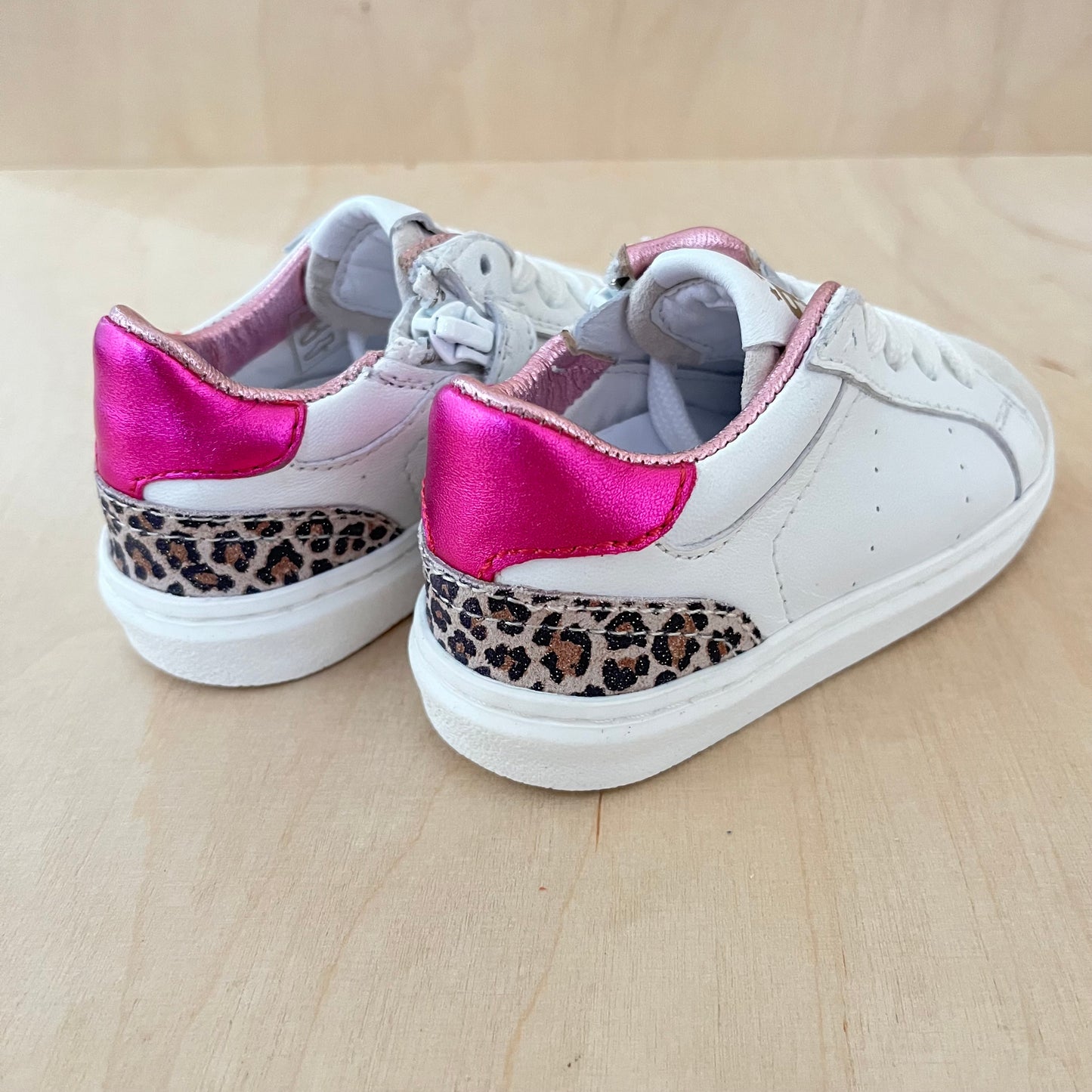 witte sneaker - detail fuchsia leo