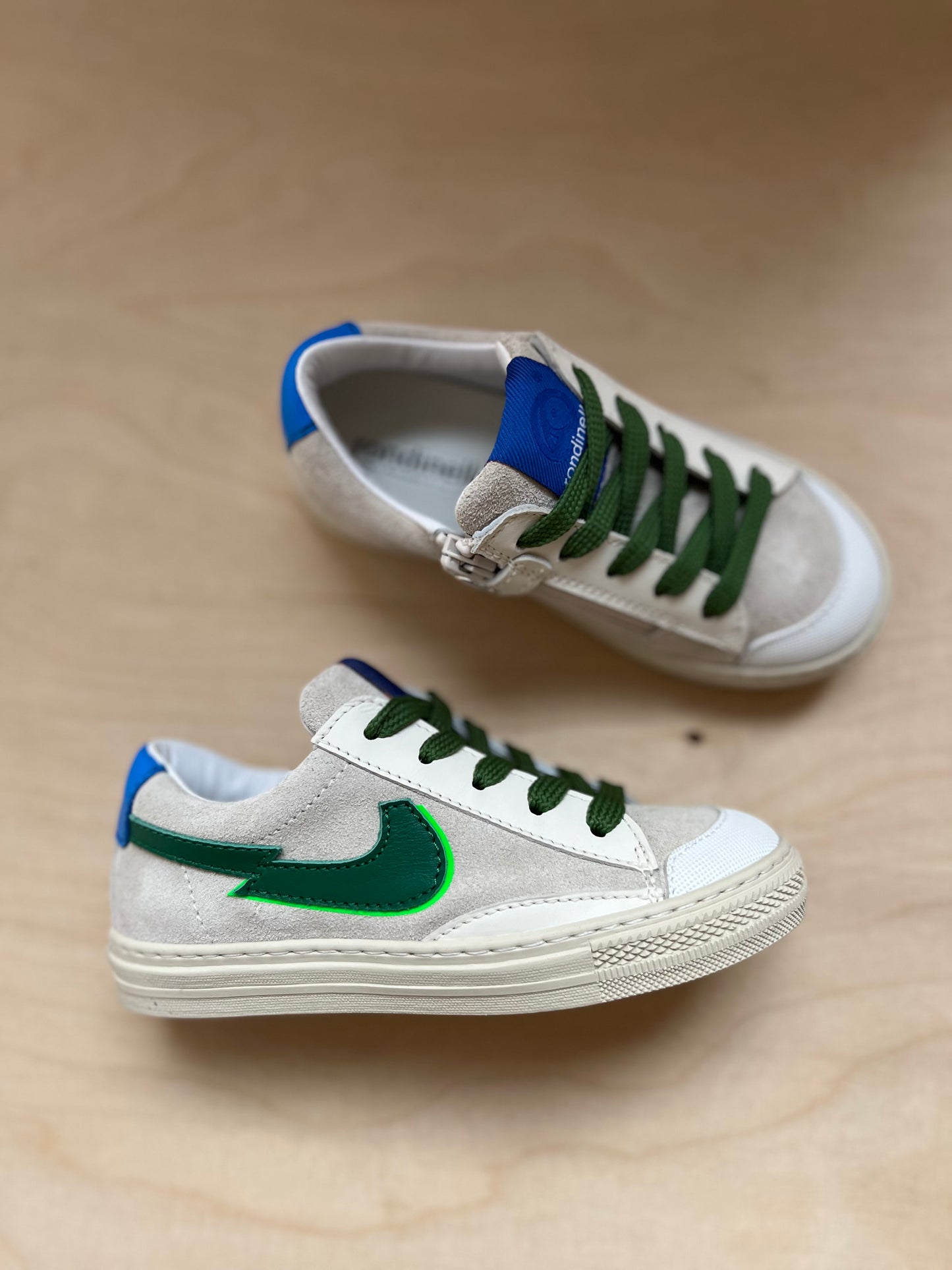 sneaker - wit groene streep, blauwe hiel