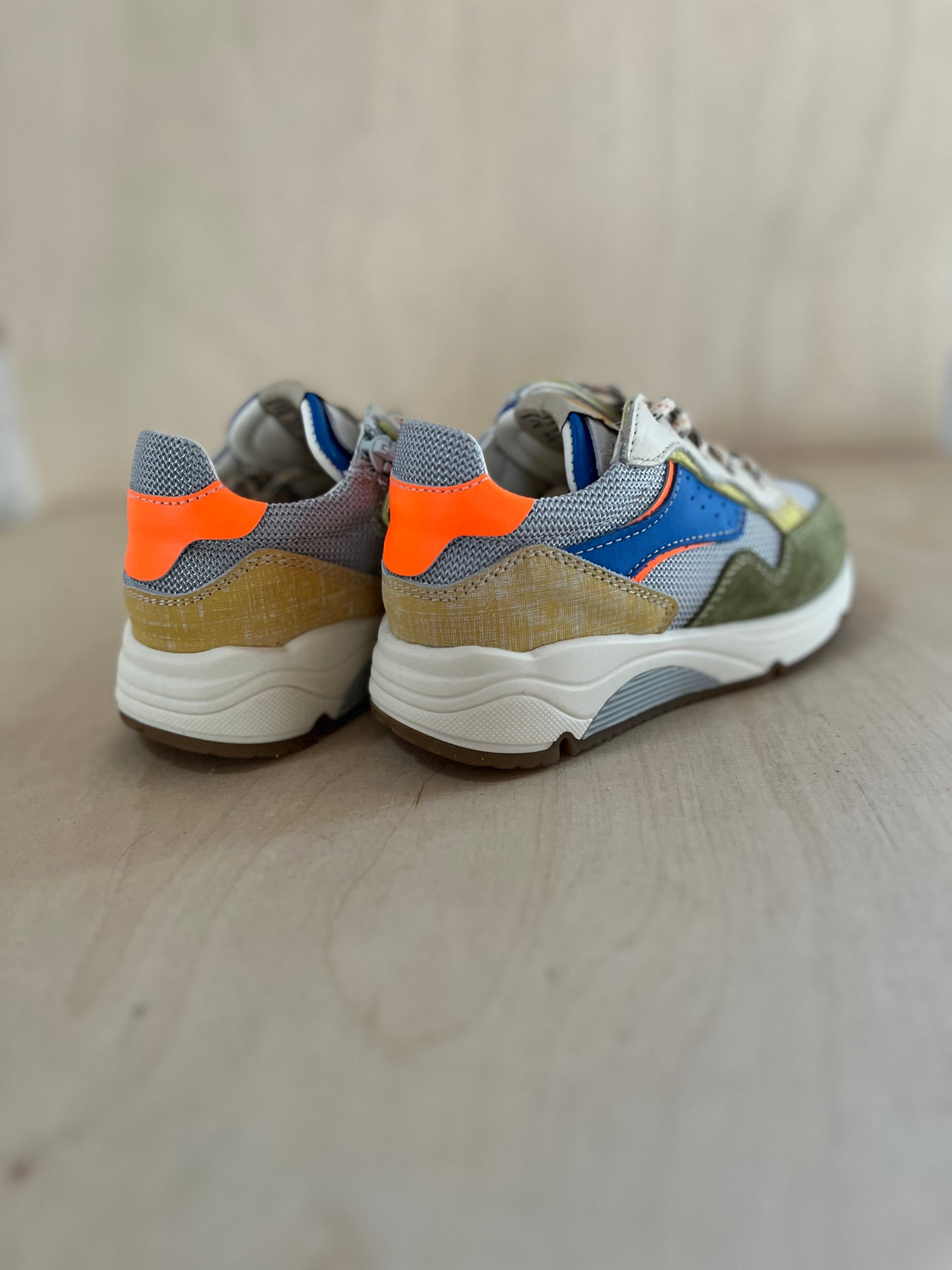 runner - mazaru grijs/blauw fluo oranje