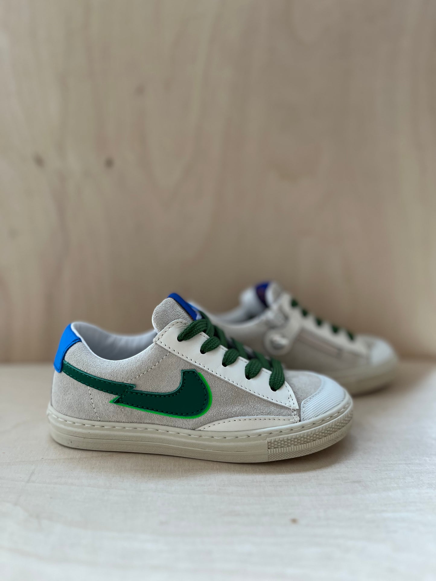 sneaker - wit groene streep, blauwe hiel