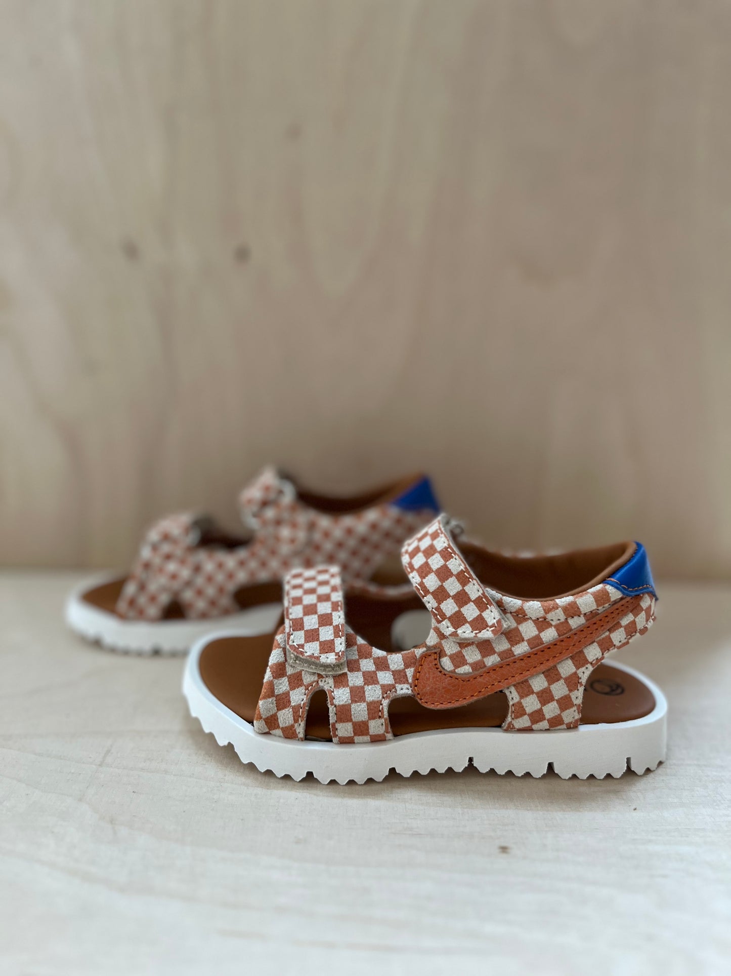 sandaal velcro - bruin met blauwe details