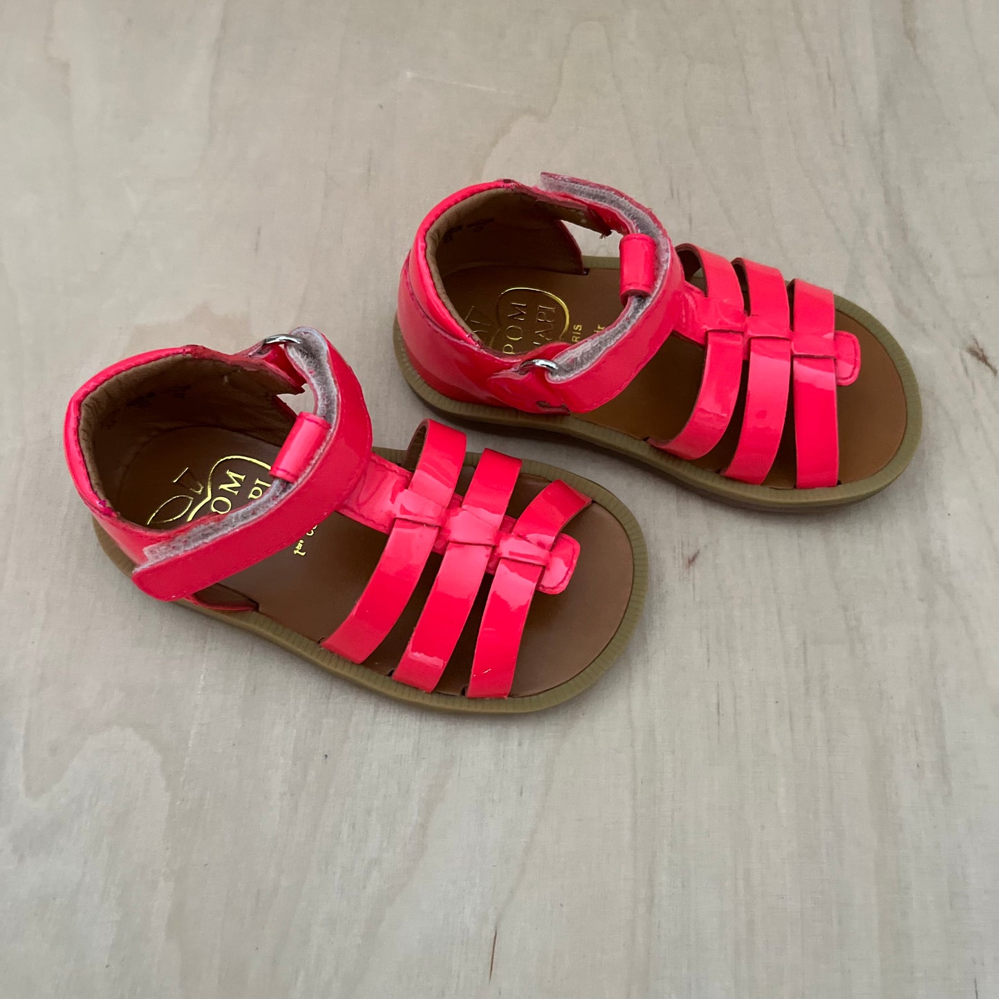 stapsandaal - poppy strap vernis - pink neon