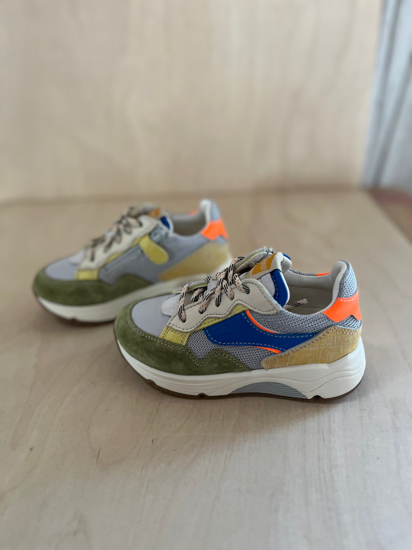 runner - mazaru grijs/blauw fluo oranje