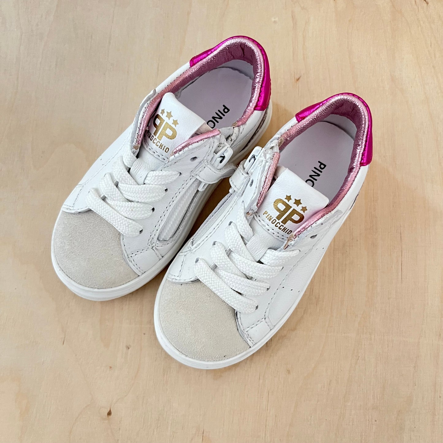 witte sneaker - detail fuchsia leo