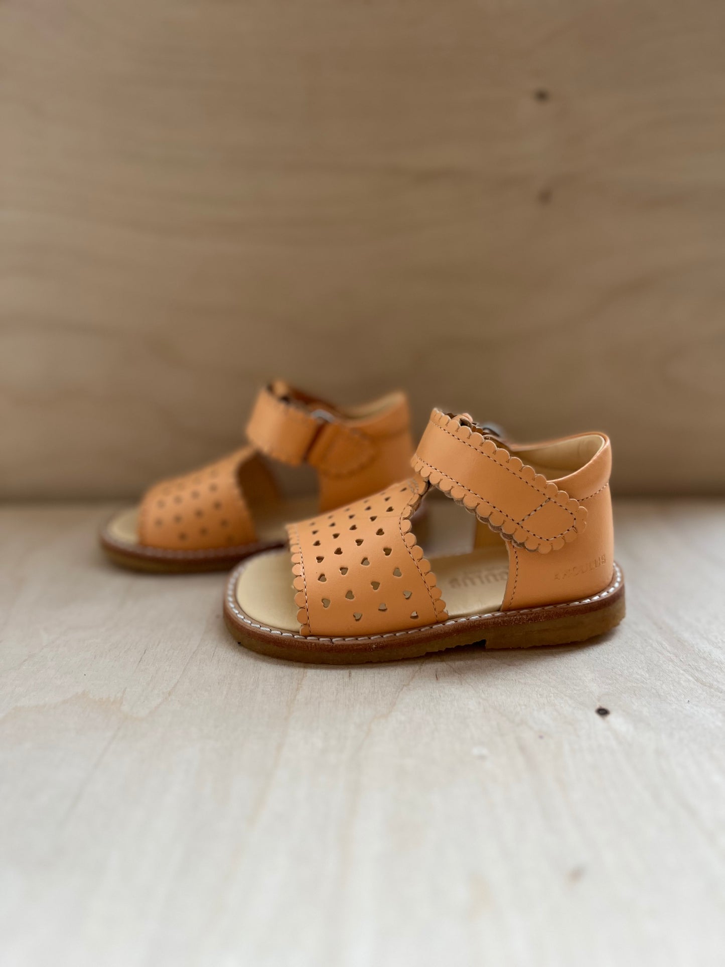 sandaal velcro - hartjes apricot