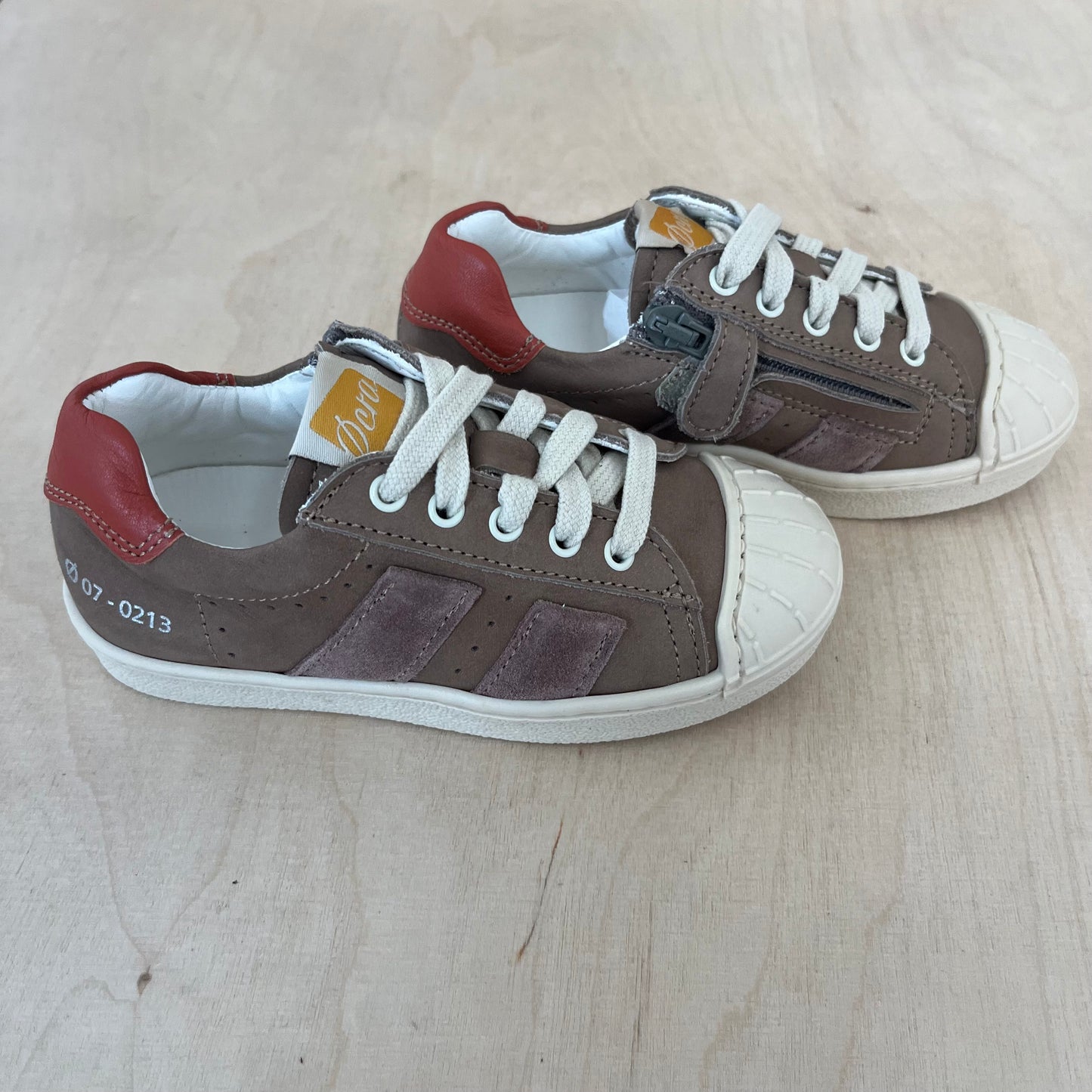 sneaker gus - taupe, rood detail