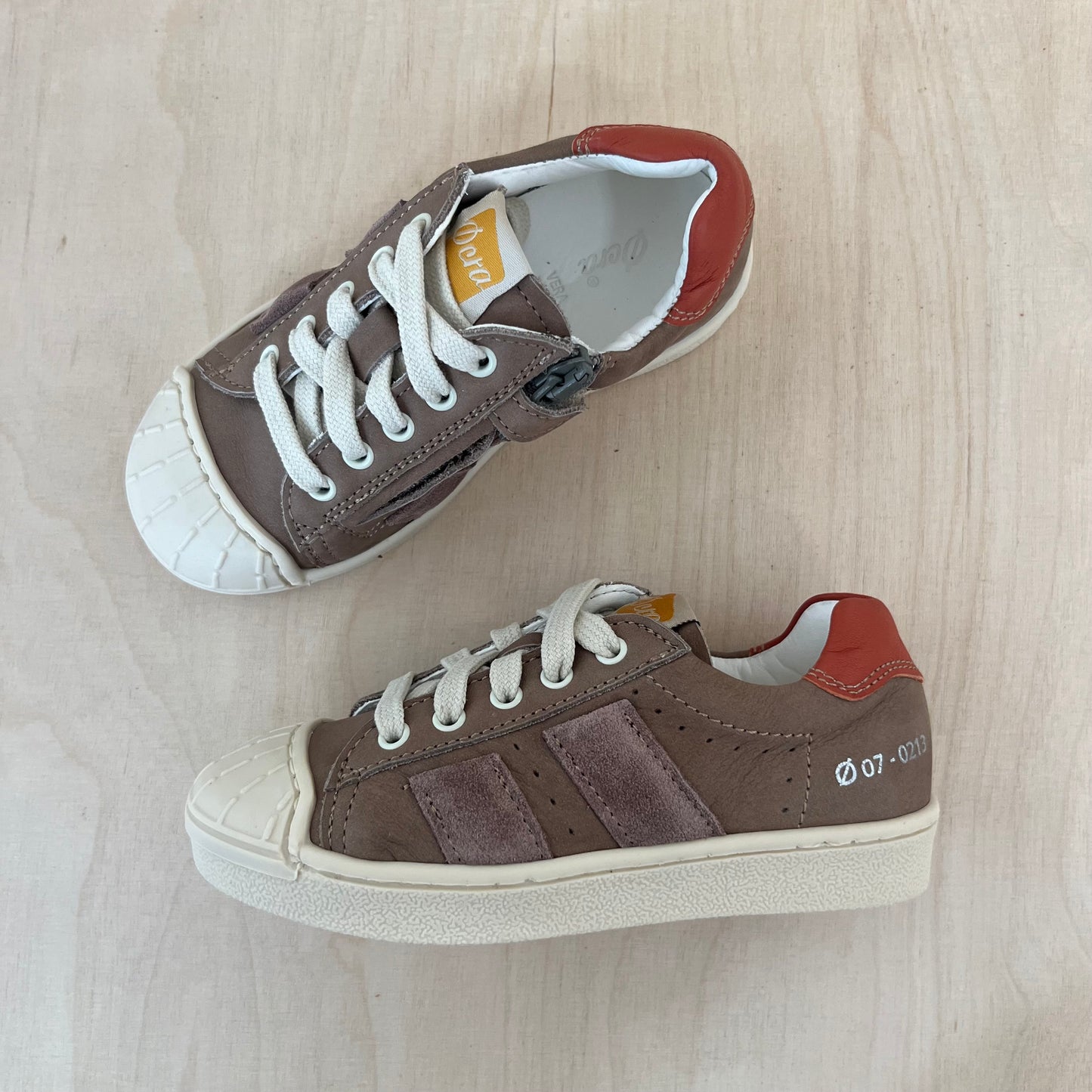 sneaker gus - taupe, rood detail