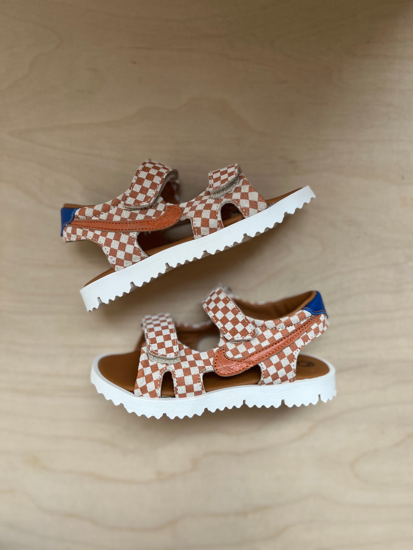 sandaal velcro - bruin met blauwe details