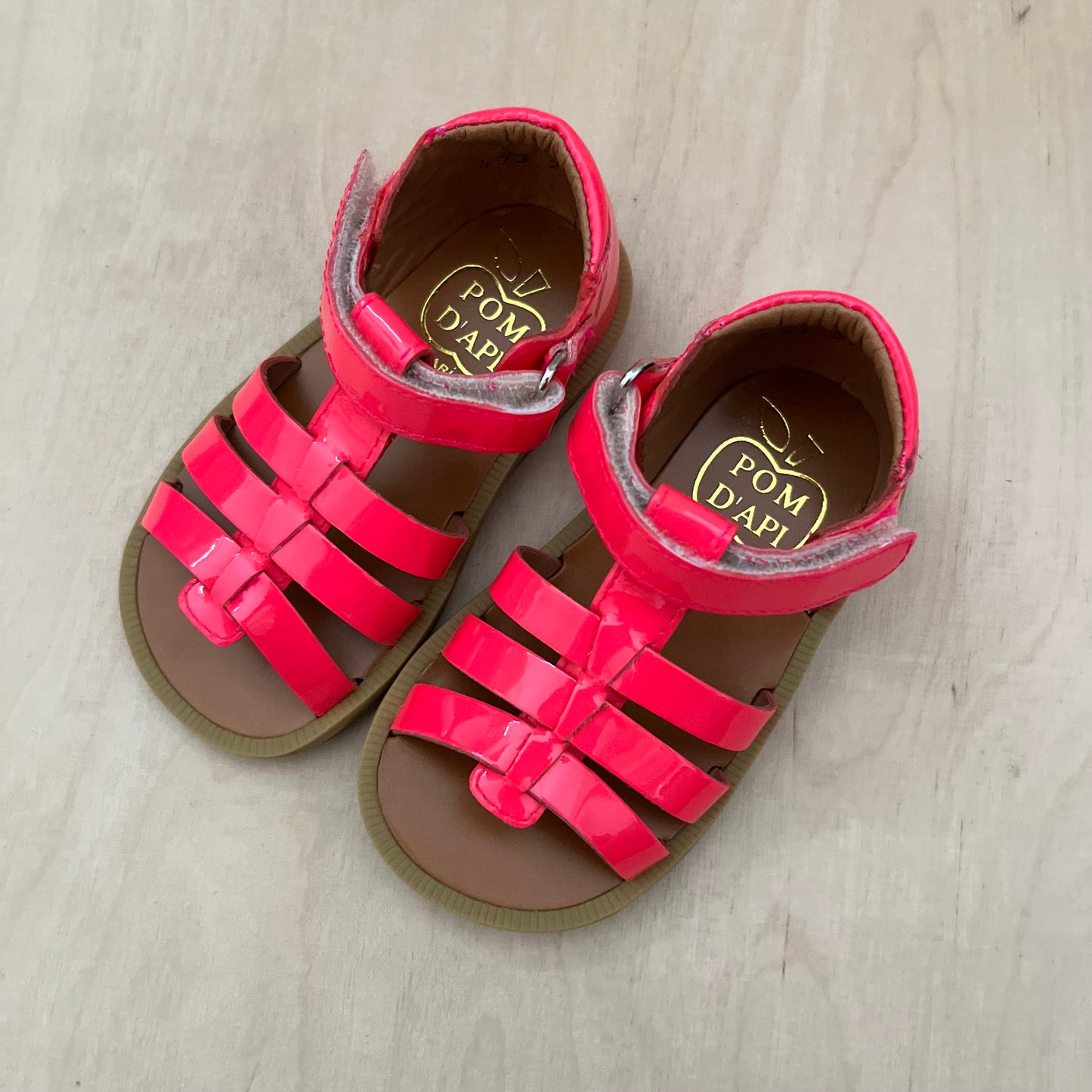 stapsandaal - poppy strap vernis - pink neon