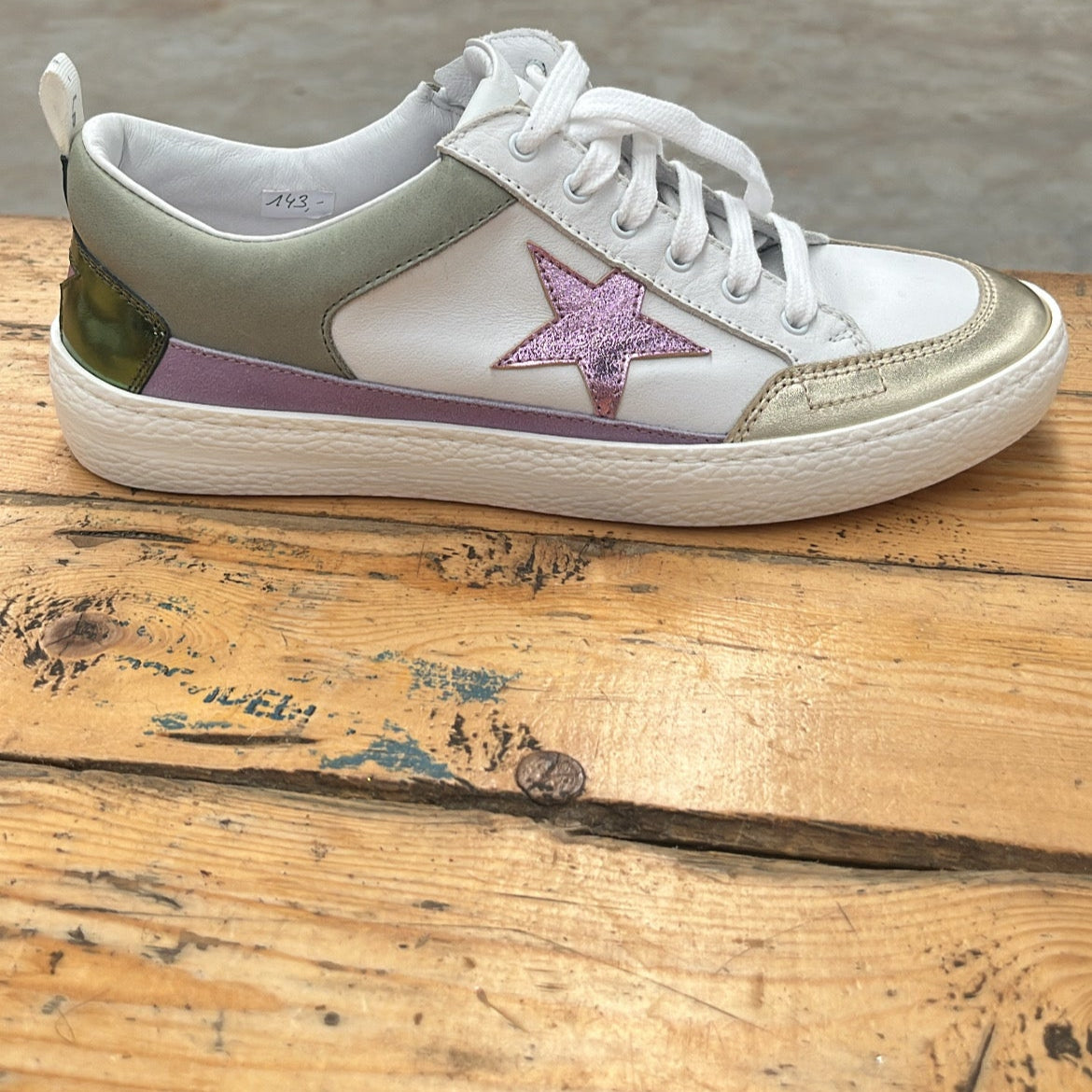 witte sneaker, lila ster, groene details