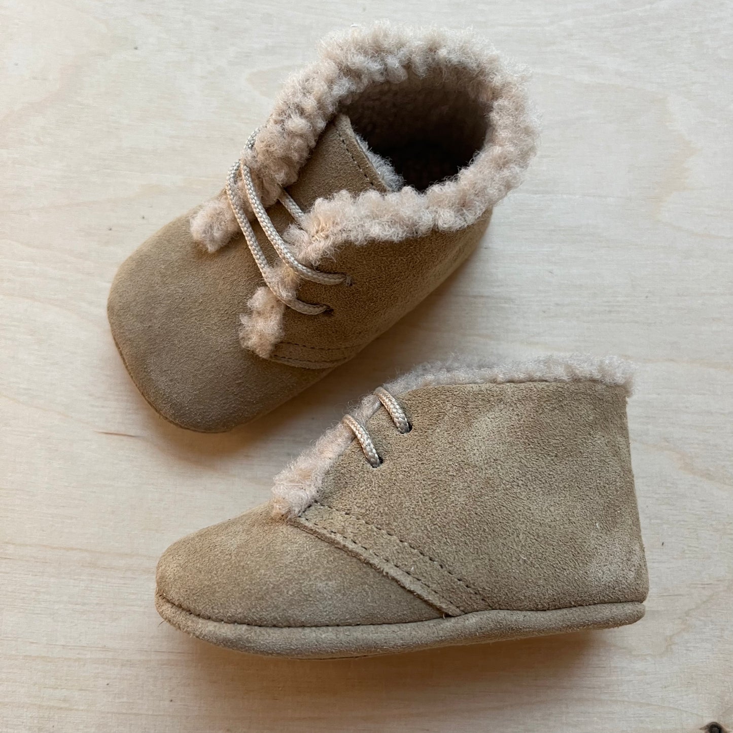 babyslofjes - beige suede met wol