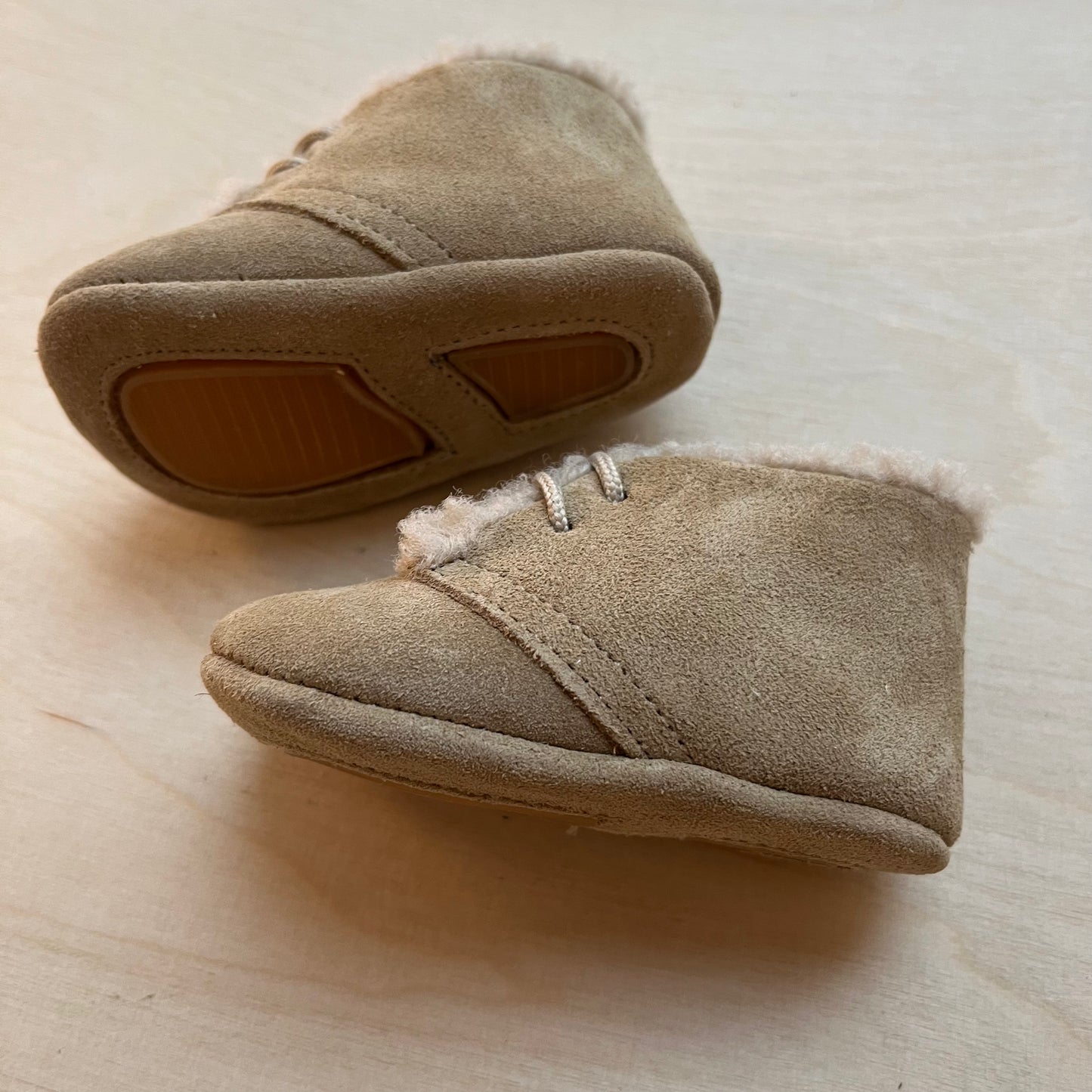babyslofjes - beige suede met wol