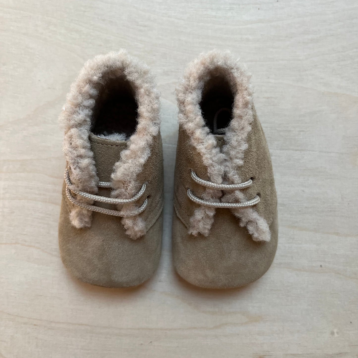 babyslofjes - beige suede met wol