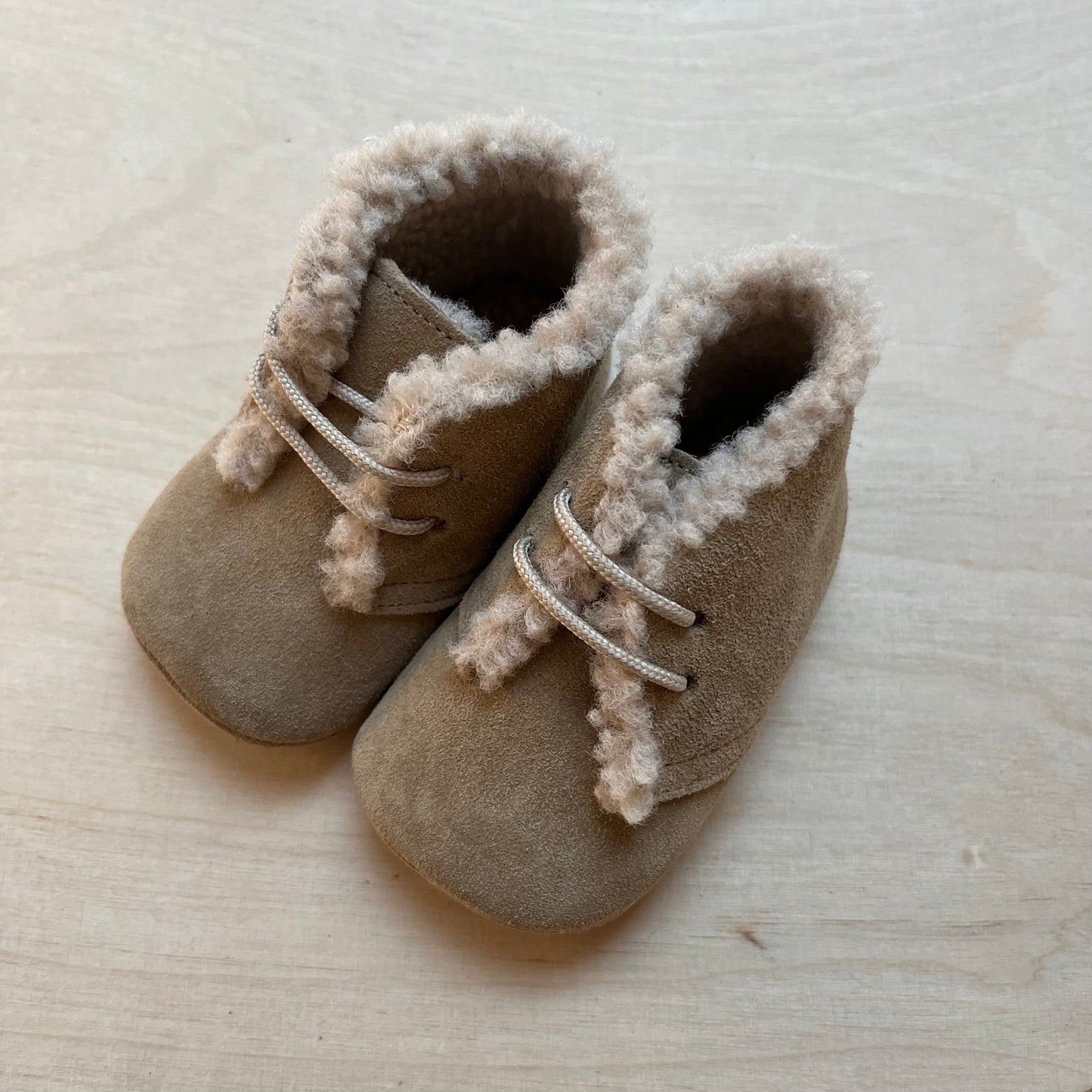babyslofjes - beige suede met wol