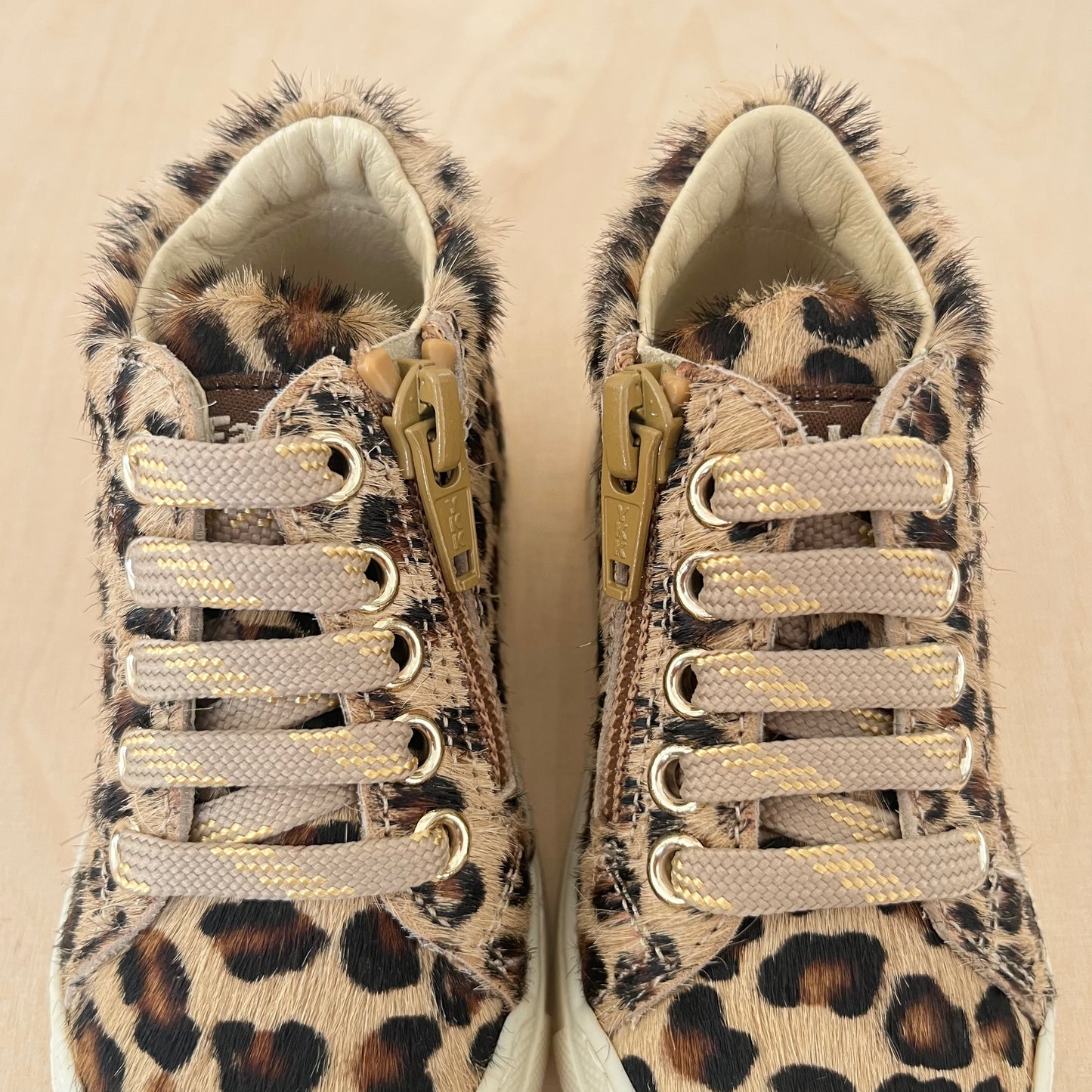 sneaker snopes - horse leo